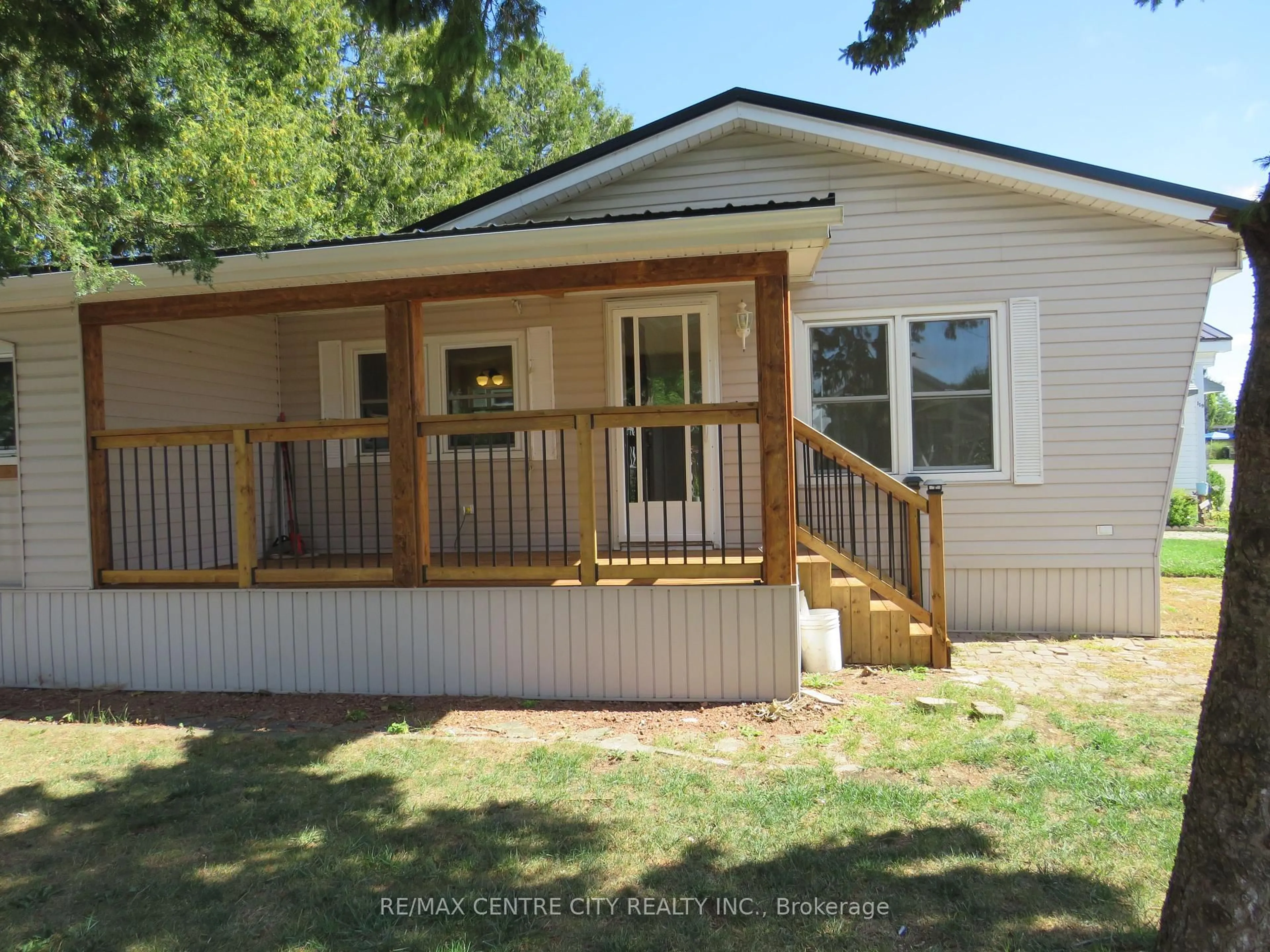 Home with vinyl exterior material, unknown for 2189 Dundas St #120, London East Ontario N5V 1H3