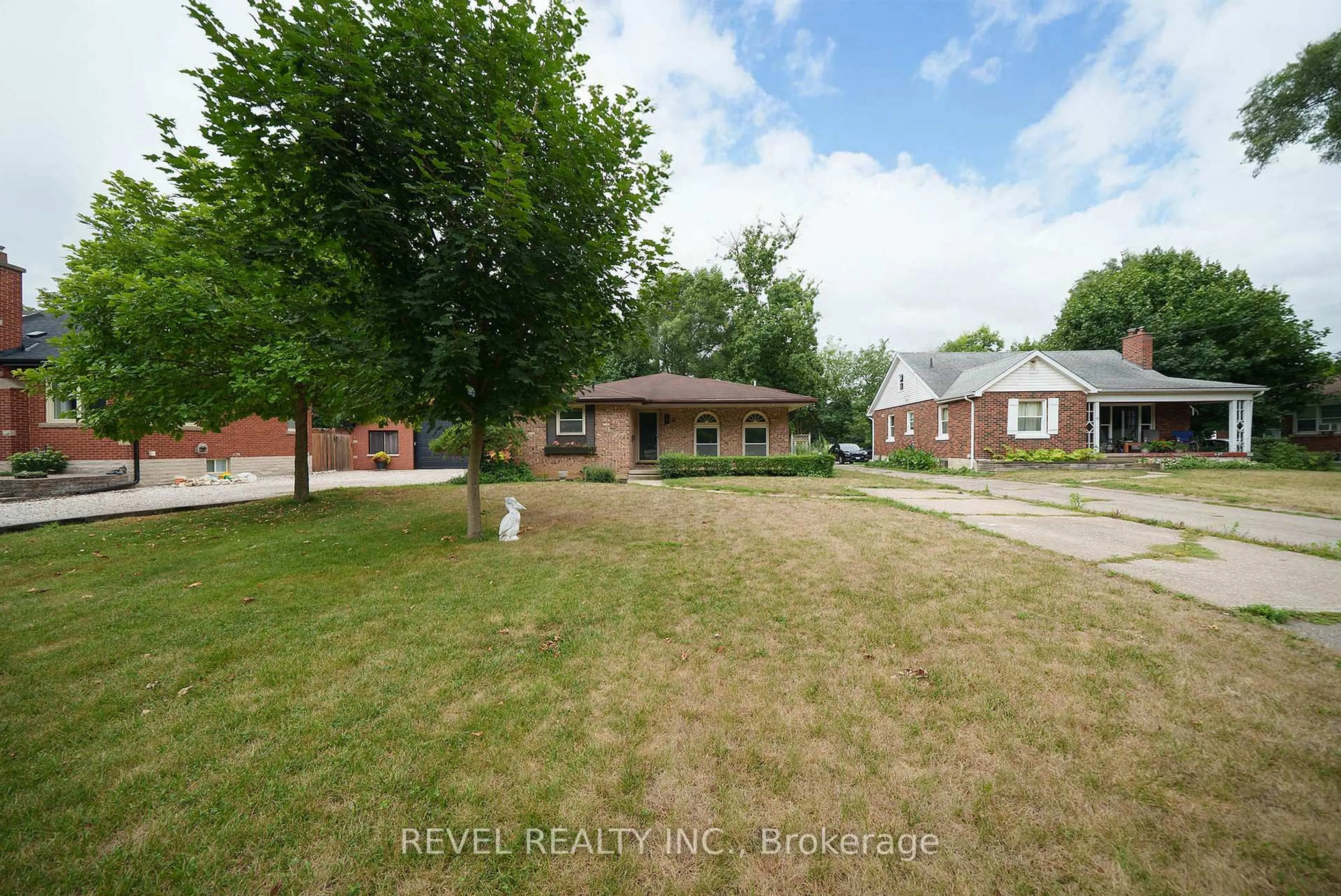 A pic from outside/outdoor area/front of a property/back of a property/a pic from drone, street for 11 Glenwood Dr, Brantford Ontario N3S 3E9