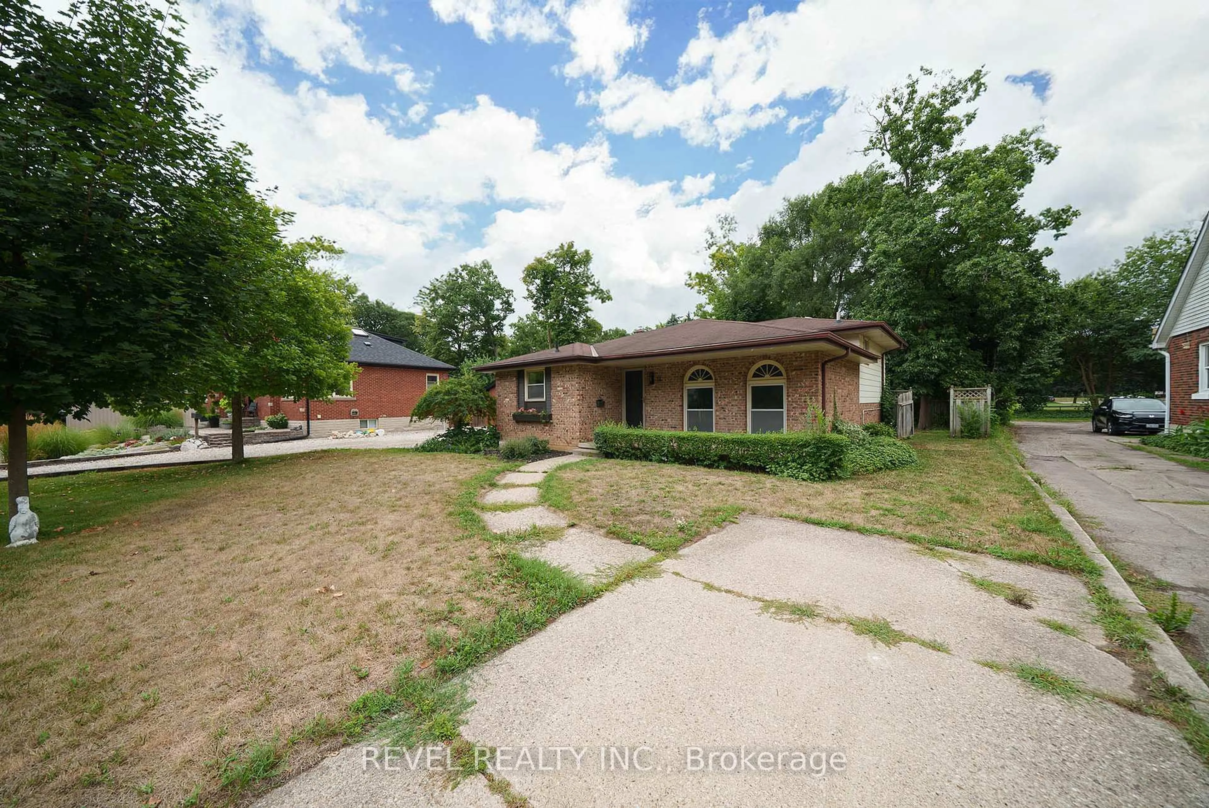 A pic from outside/outdoor area/front of a property/back of a property/a pic from drone, street for 11 Glenwood Dr, Brantford Ontario N3S 3E9