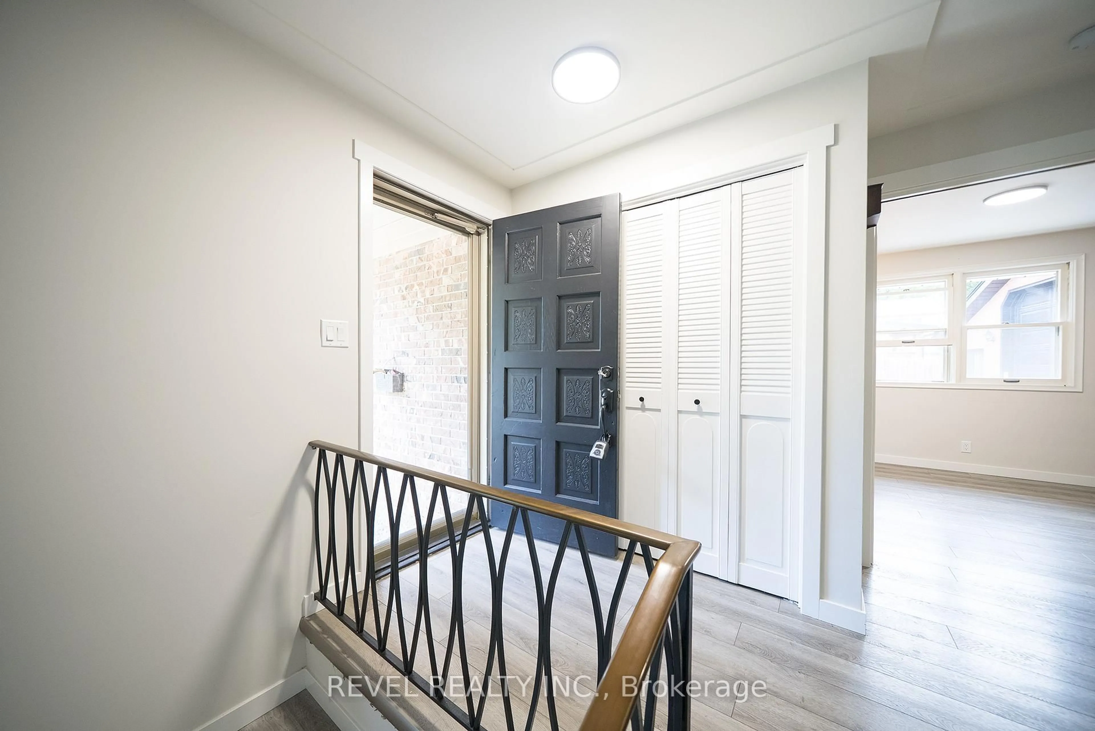 Indoor entryway for 11 Glenwood Dr, Brantford Ontario N3S 3E9