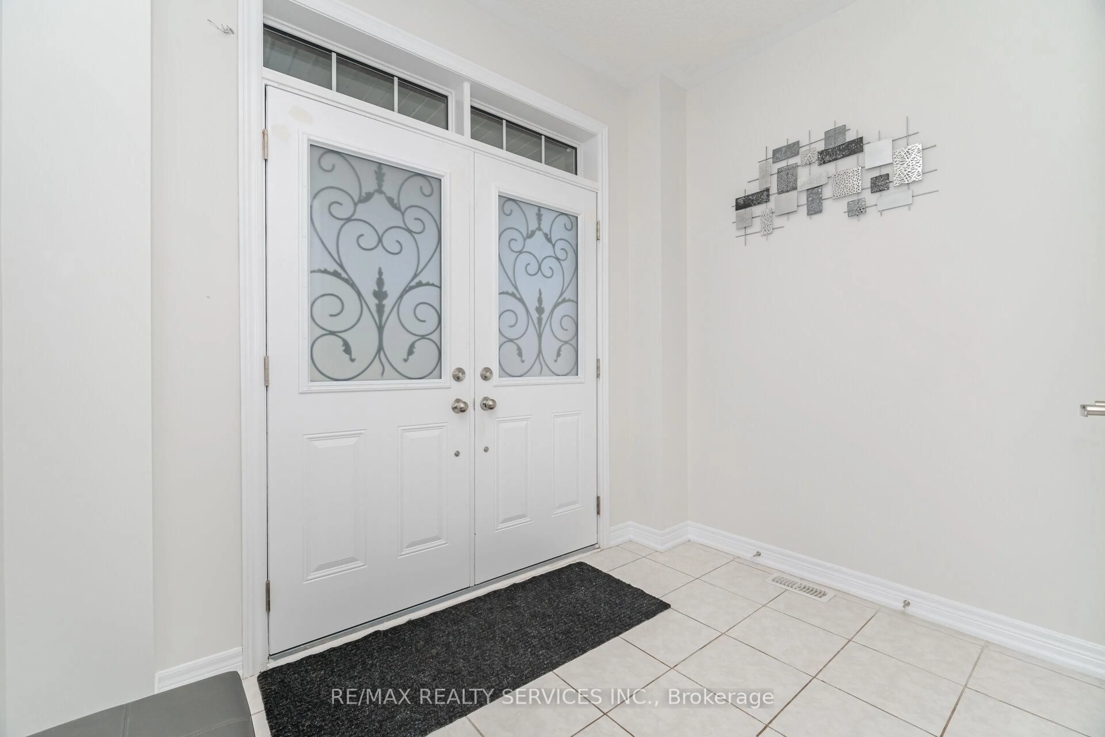 Indoor entryway for 104 Pick Rd, Guelph/Eramosa Ontario N0B 2K0
