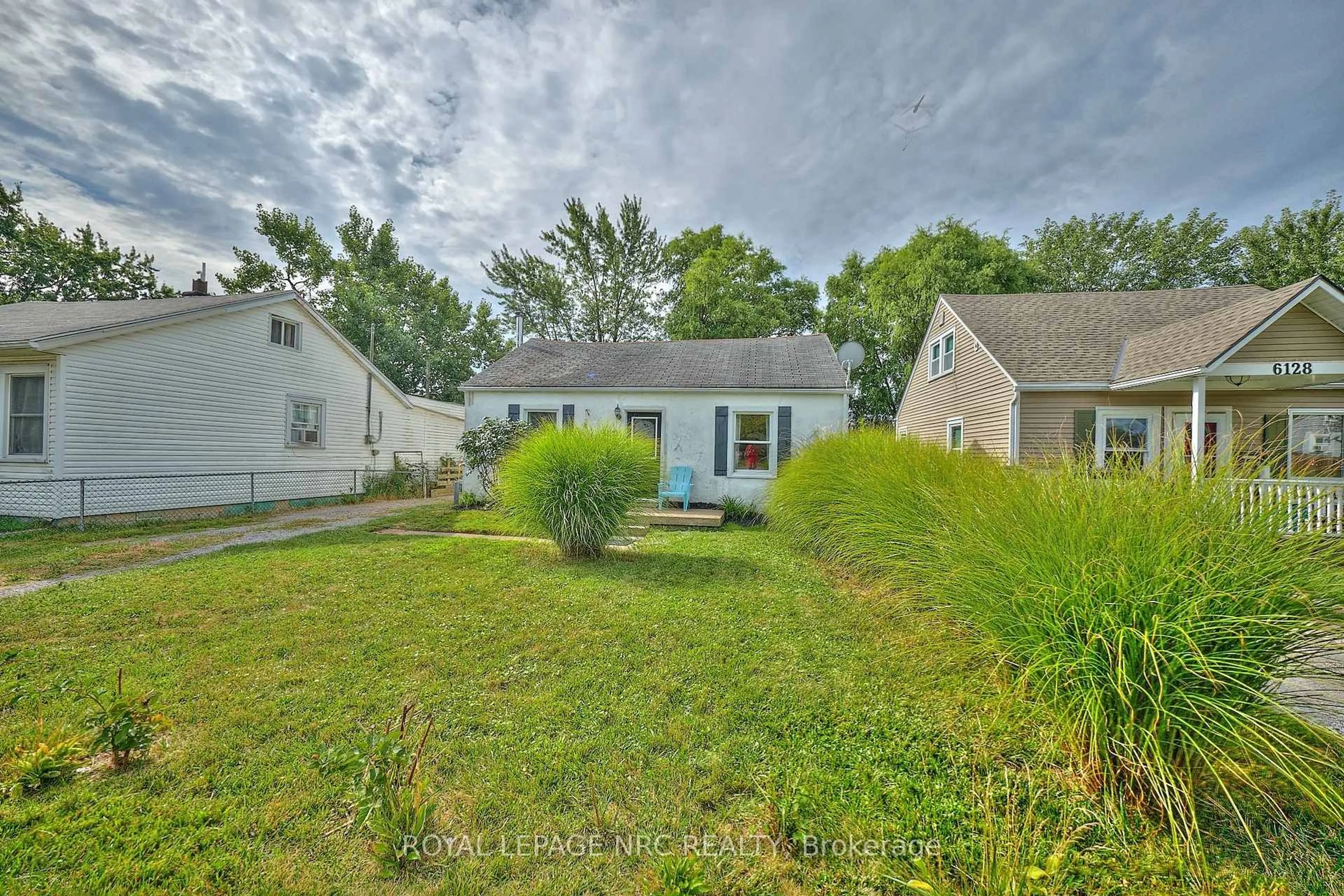 A pic from outside/outdoor area/front of a property/back of a property/a pic from drone, street for 6120 Cadham St, Niagara Falls Ontario L2G 3A1