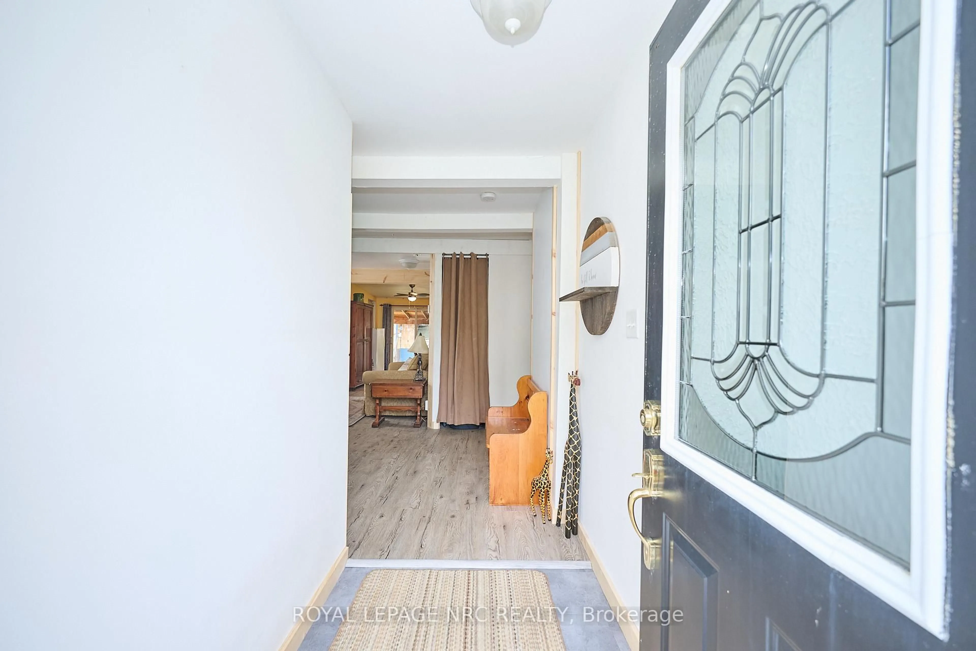 Indoor entryway for 6120 Cadham St, Niagara Falls Ontario L2G 3A1