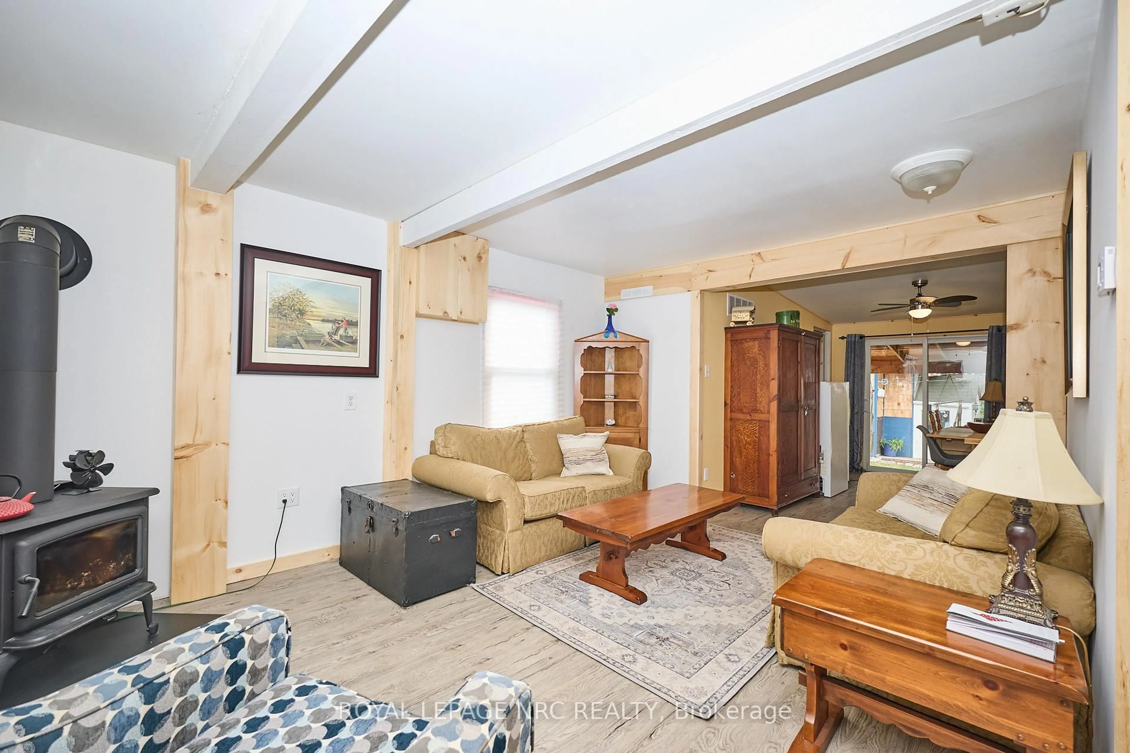Living room with furniture, unknown for 6120 Cadham St, Niagara Falls Ontario L2G 3A1