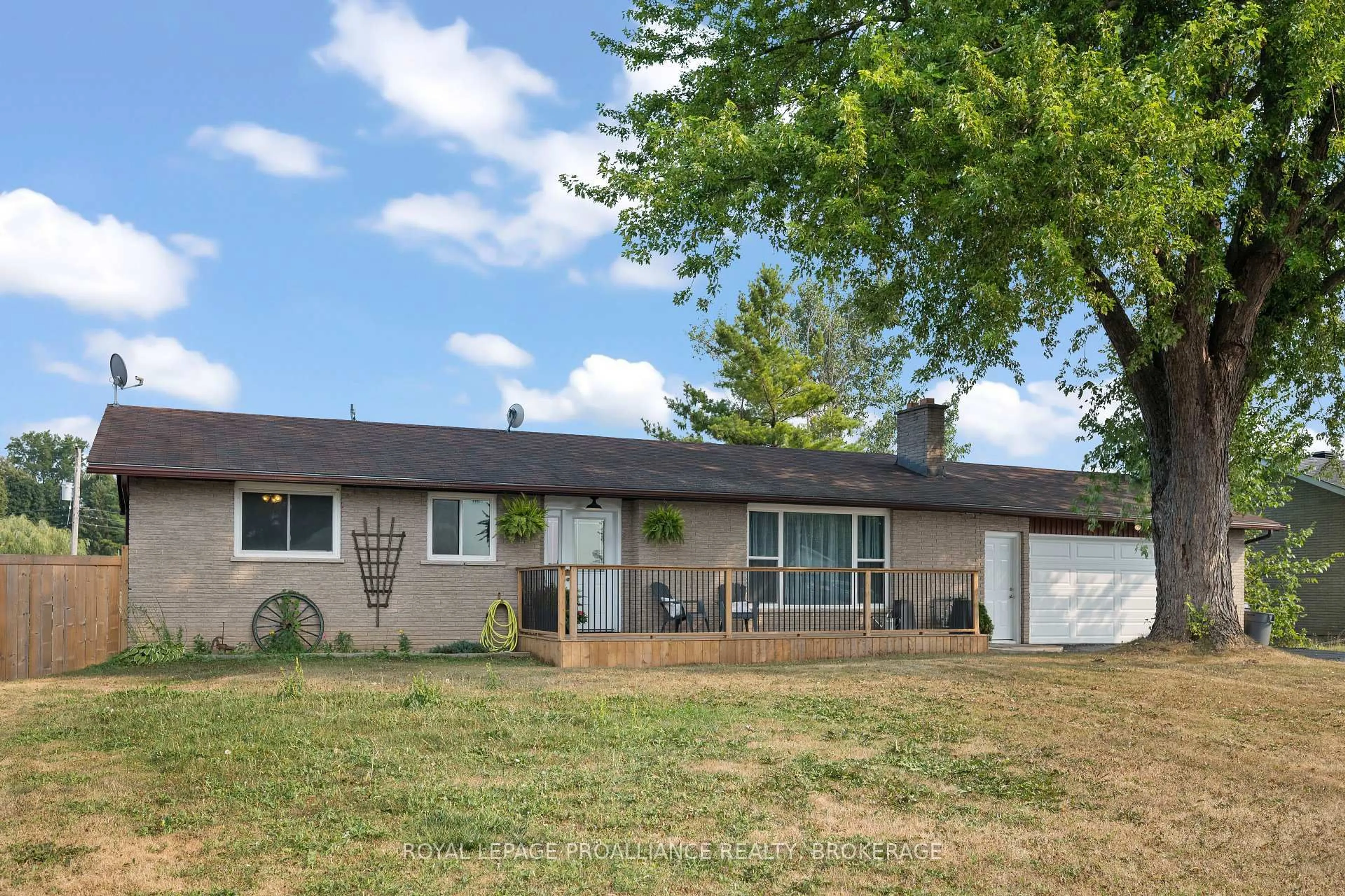 Home with vinyl exterior material, street for 658 County Road 1, Plantagenet Ontario K7R 3L2