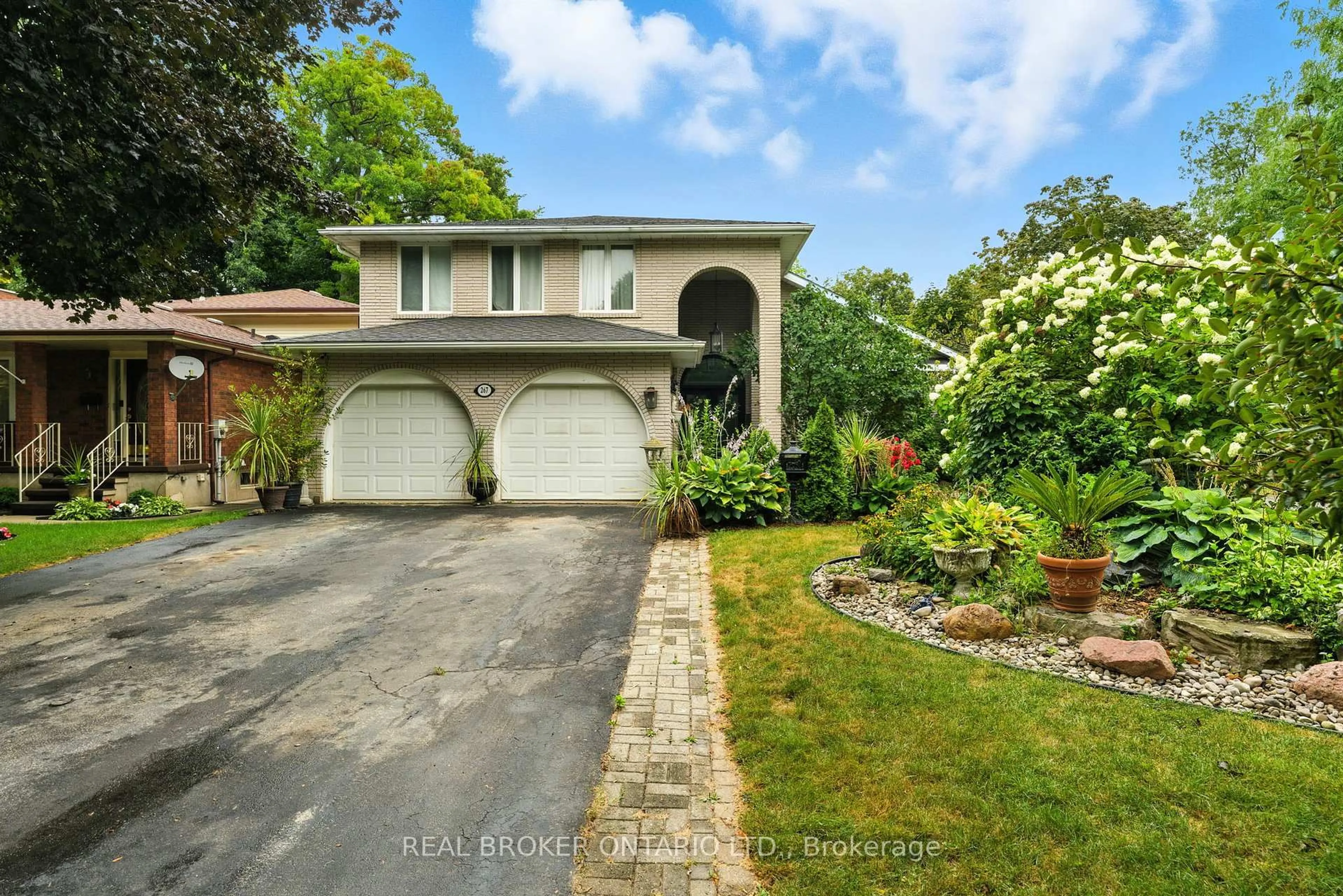A pic from outside/outdoor area/front of a property/back of a property/a pic from drone, street for 267 Memorial Dr, Brantford Ontario N3R 7G6