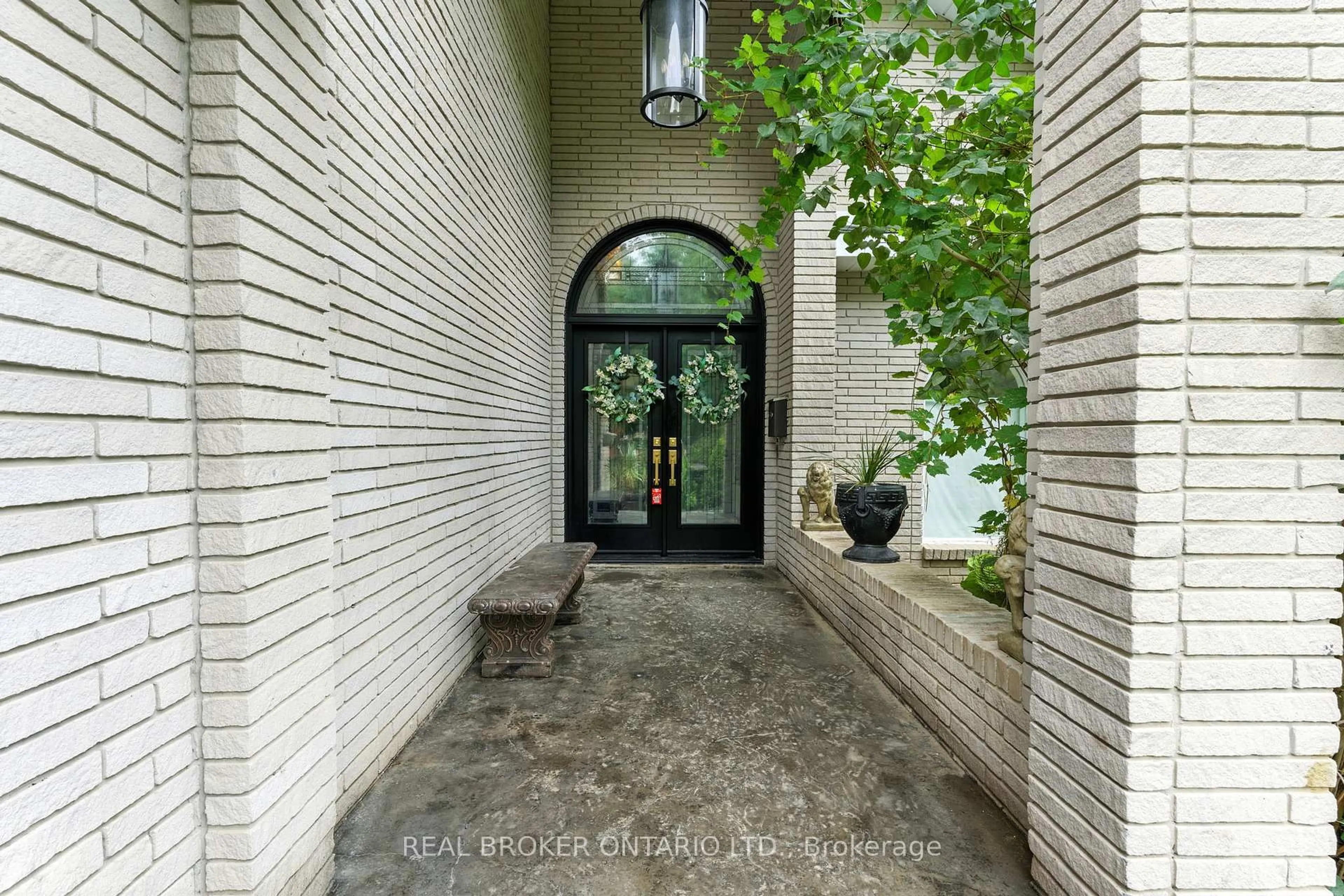 Indoor entryway for 267 Memorial Dr, Brantford Ontario N3R 7G6