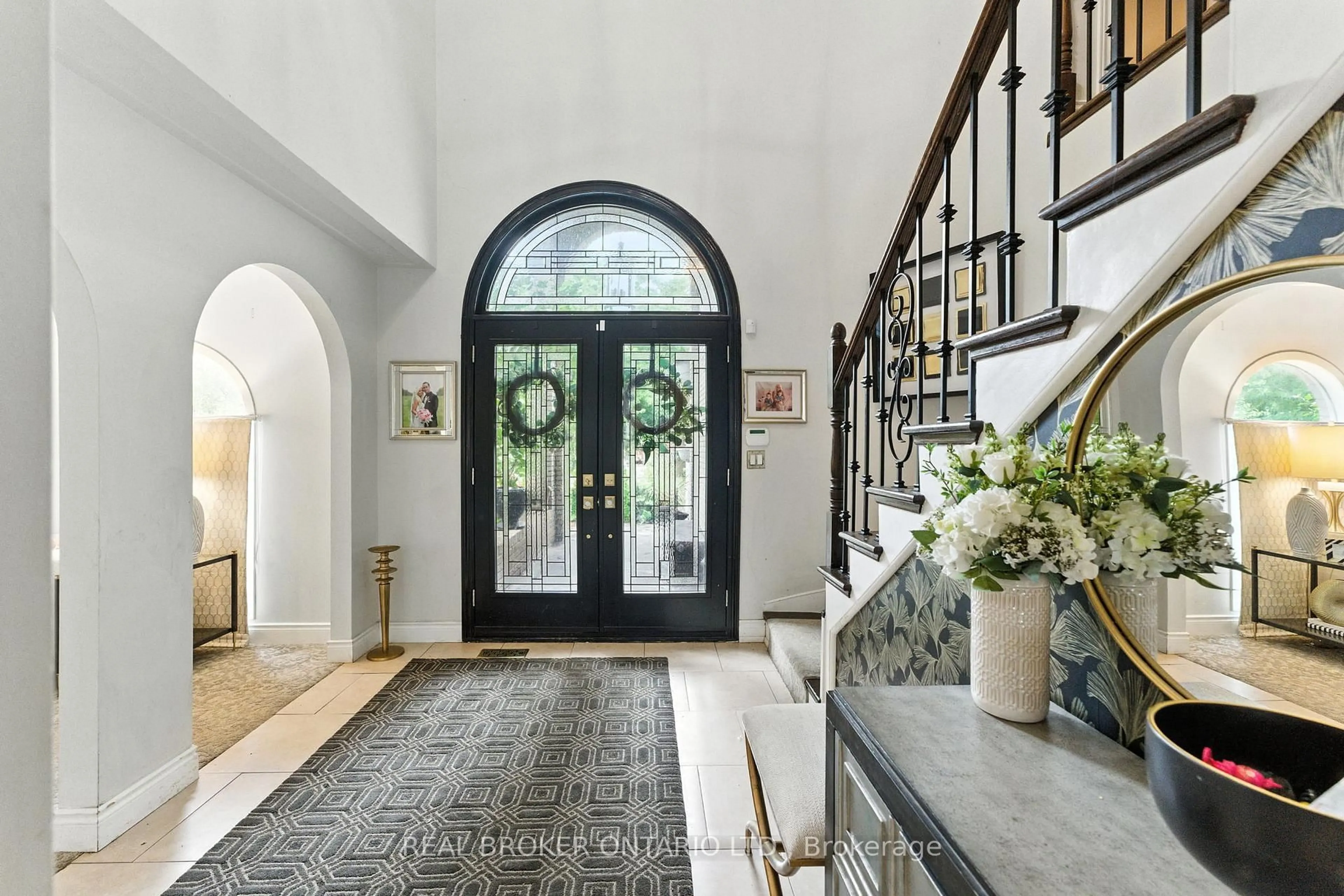 Indoor entryway for 267 Memorial Dr, Brantford Ontario N3R 7G6