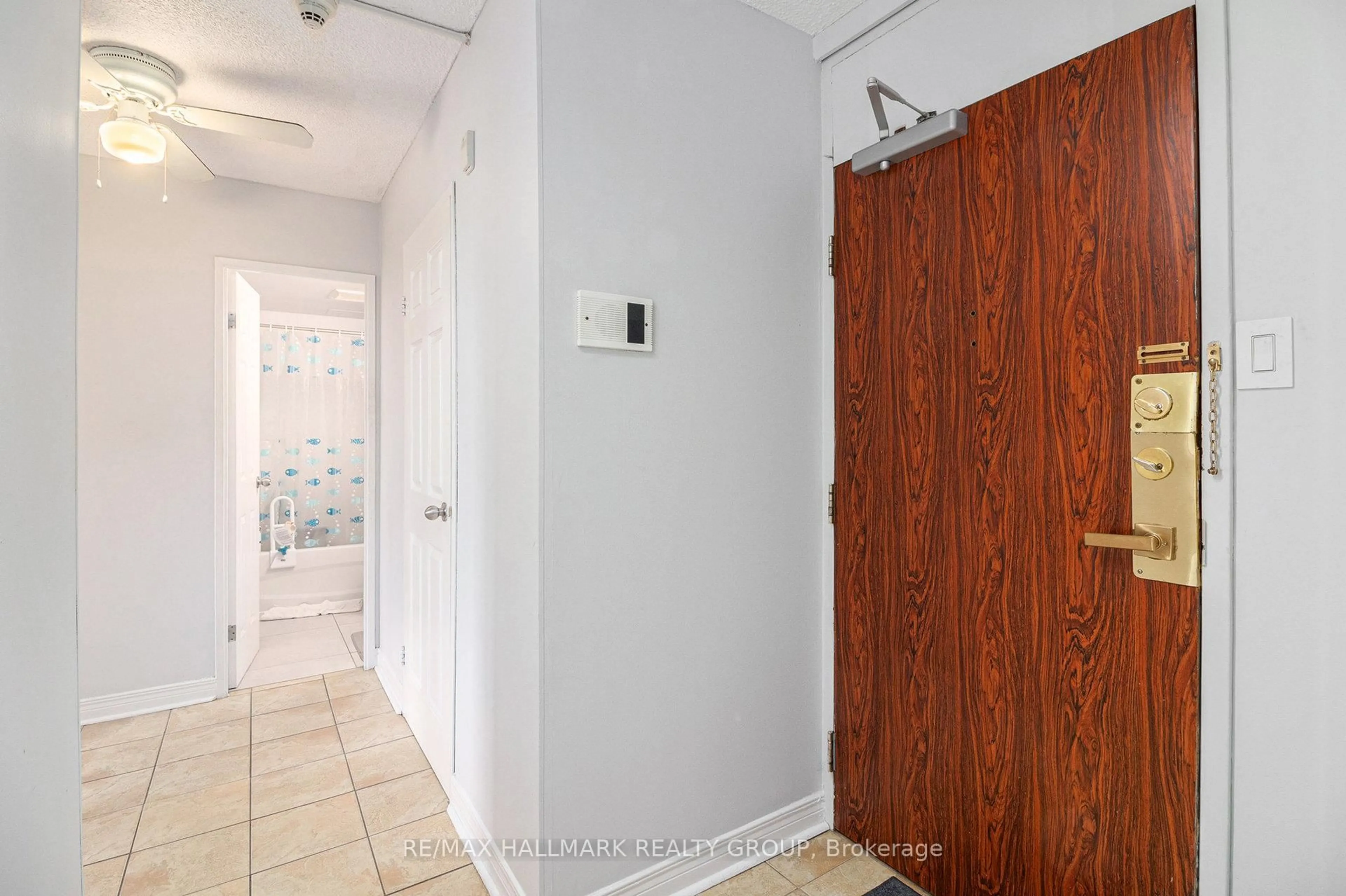 Indoor entryway for 2020 Jasmine Cres #407, Ottawa Ontario K1J 8K5
