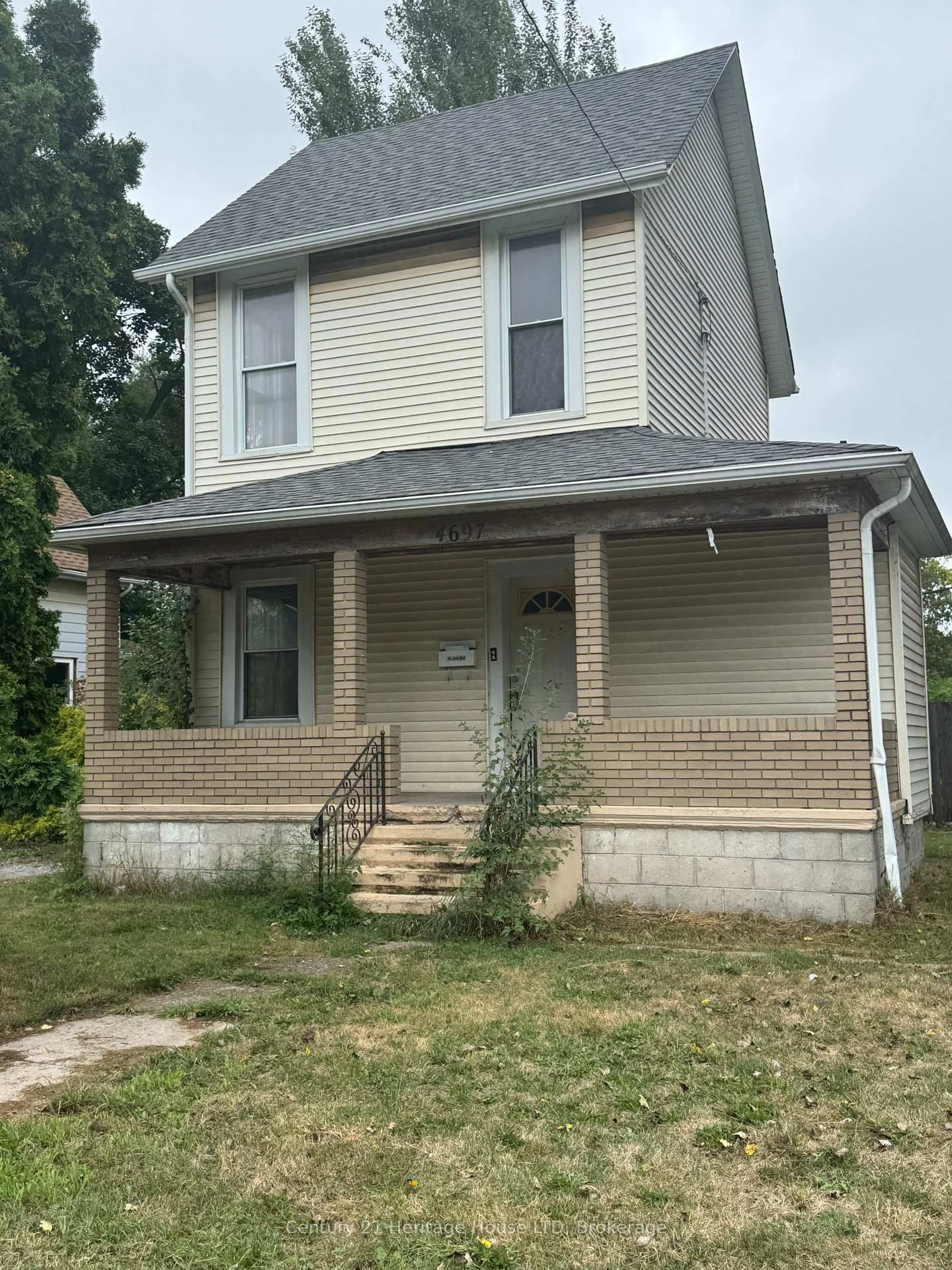 Home with vinyl exterior material, building for 4697 Eastwood Cres, Niagara Falls Ontario L2E 1B4