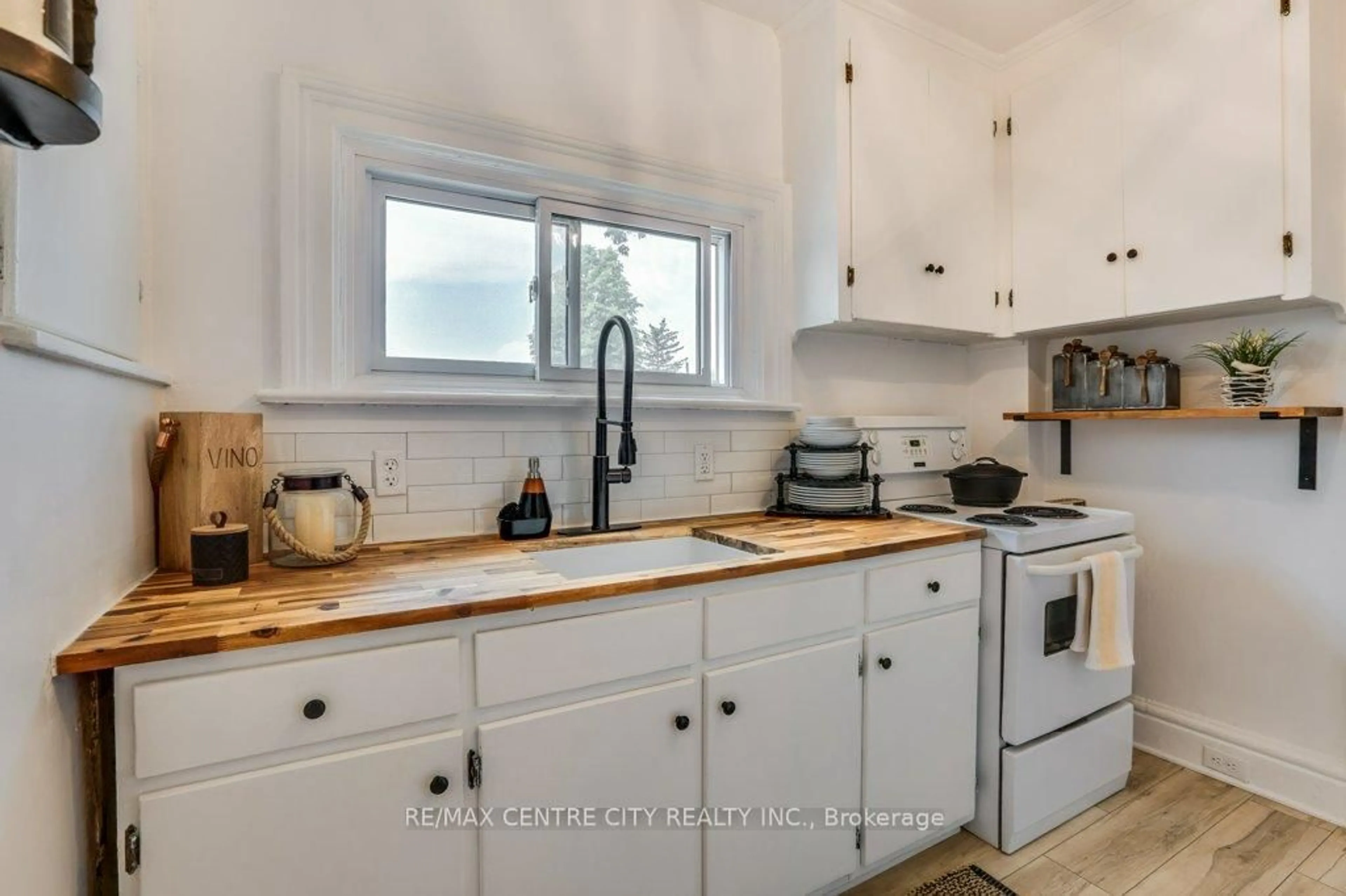 Standard kitchen, ceramic/tile floor for 65 Bruce St, London South Ontario N6C 1G7