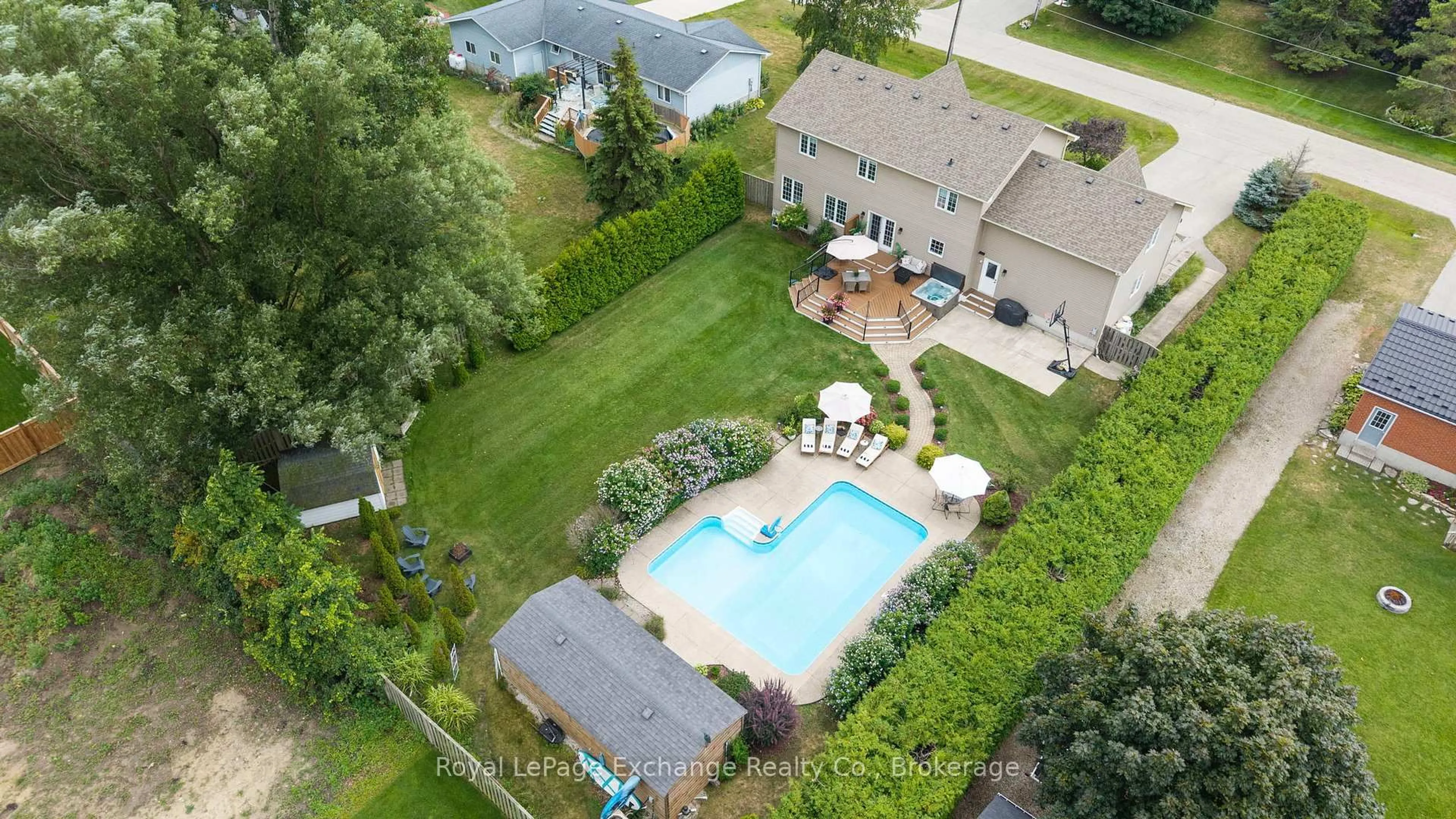 A pic from outside/outdoor area/front of a property/back of a property/a pic from drone, water/lake/river/ocean view for 985 Heritage Dr, Huron-Kinloss Ontario N2Z 0B9