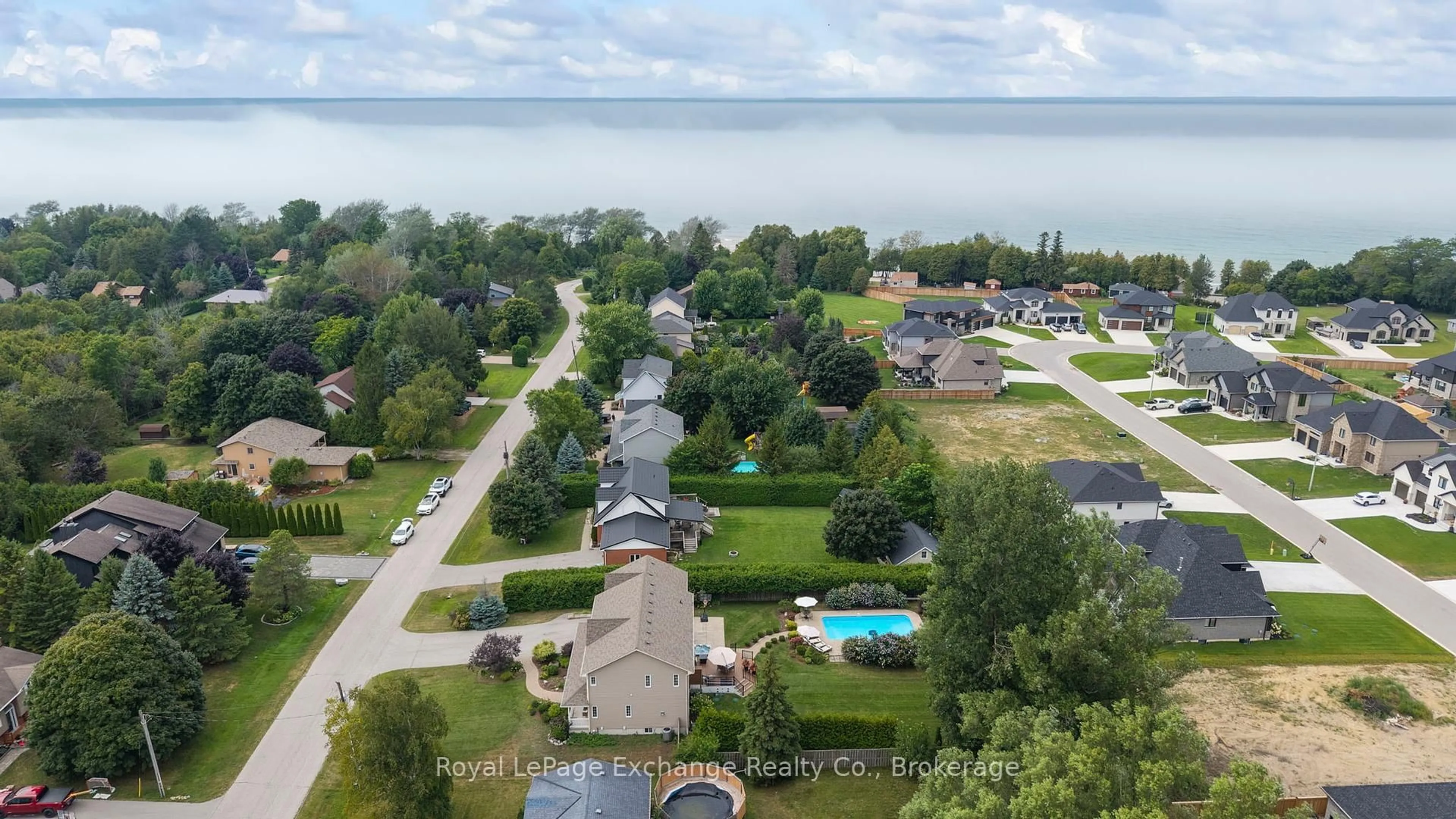 A pic from outside/outdoor area/front of a property/back of a property/a pic from drone, water/lake/river/ocean view for 985 Heritage Dr, Huron-Kinloss Ontario N2Z 0B9