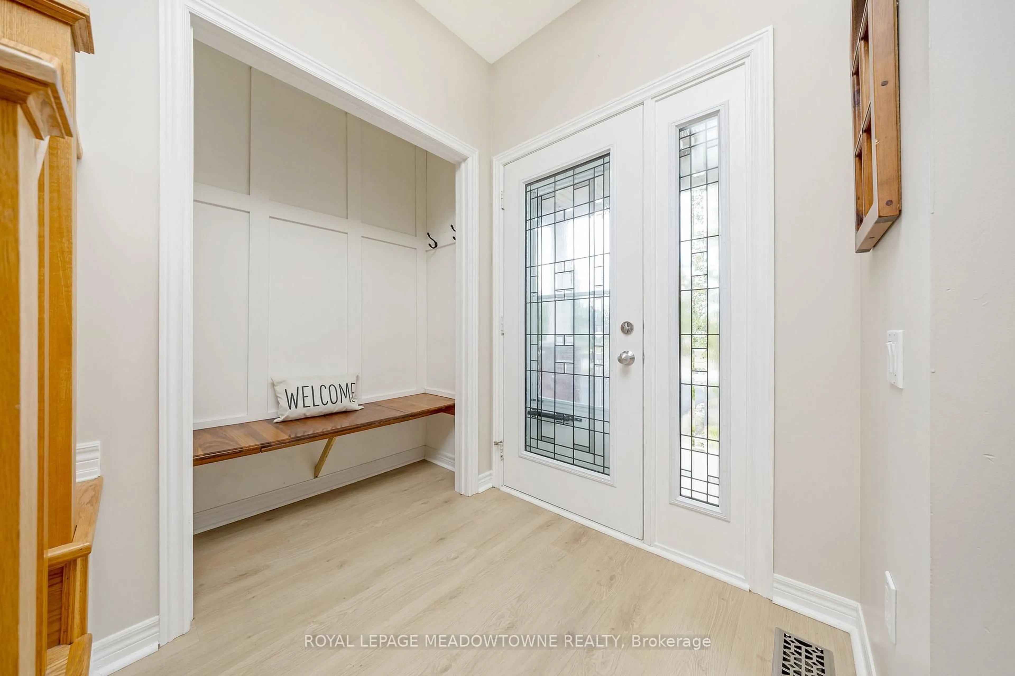 Indoor entryway for 26 Island Lake Rd, Mono Ontario L9W 5K3