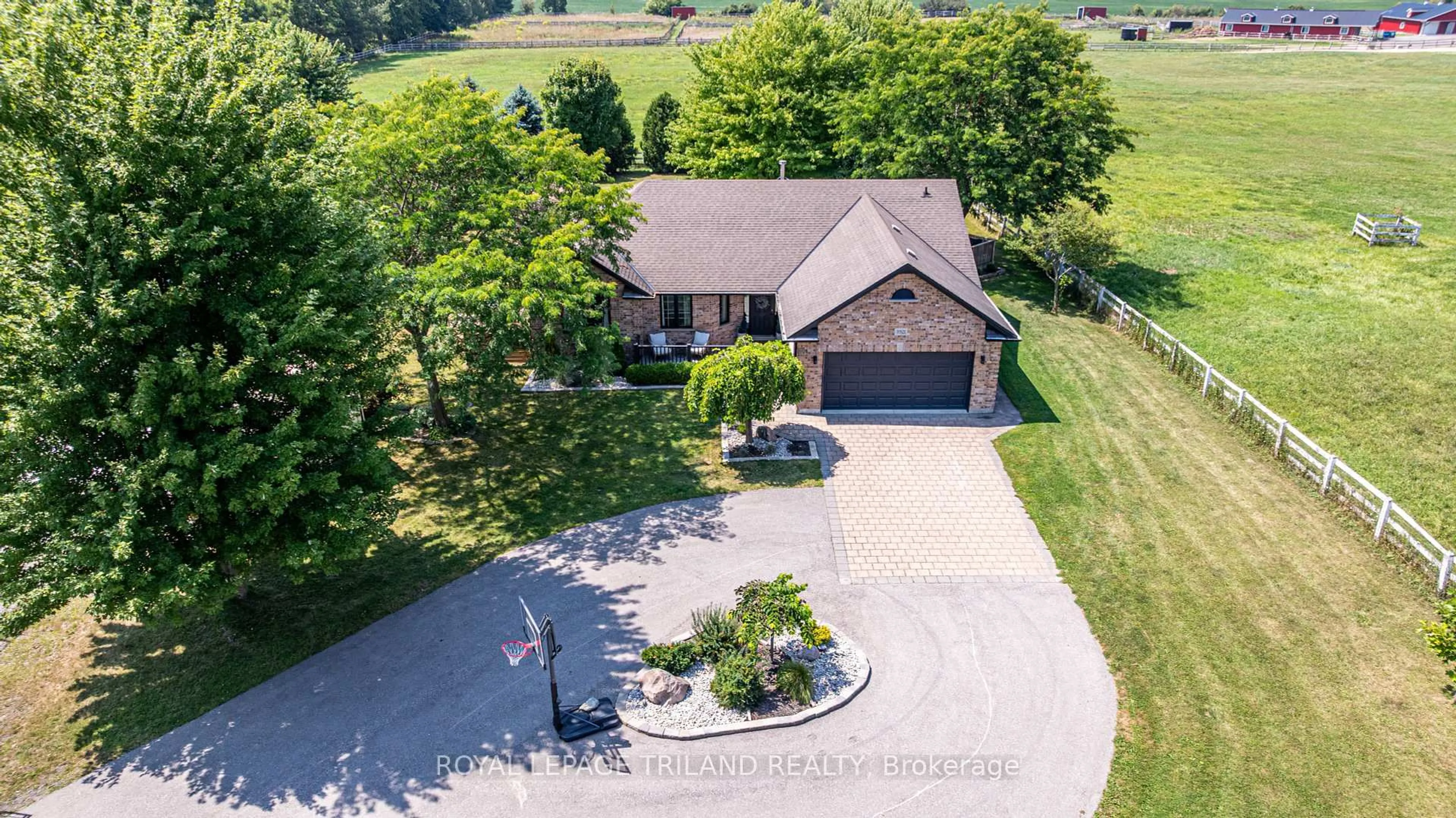 A pic from outside/outdoor area/front of a property/back of a property/a pic from drone, unknown for 3921 Elgin Rd, Thames Centre Ontario N0L 1V0