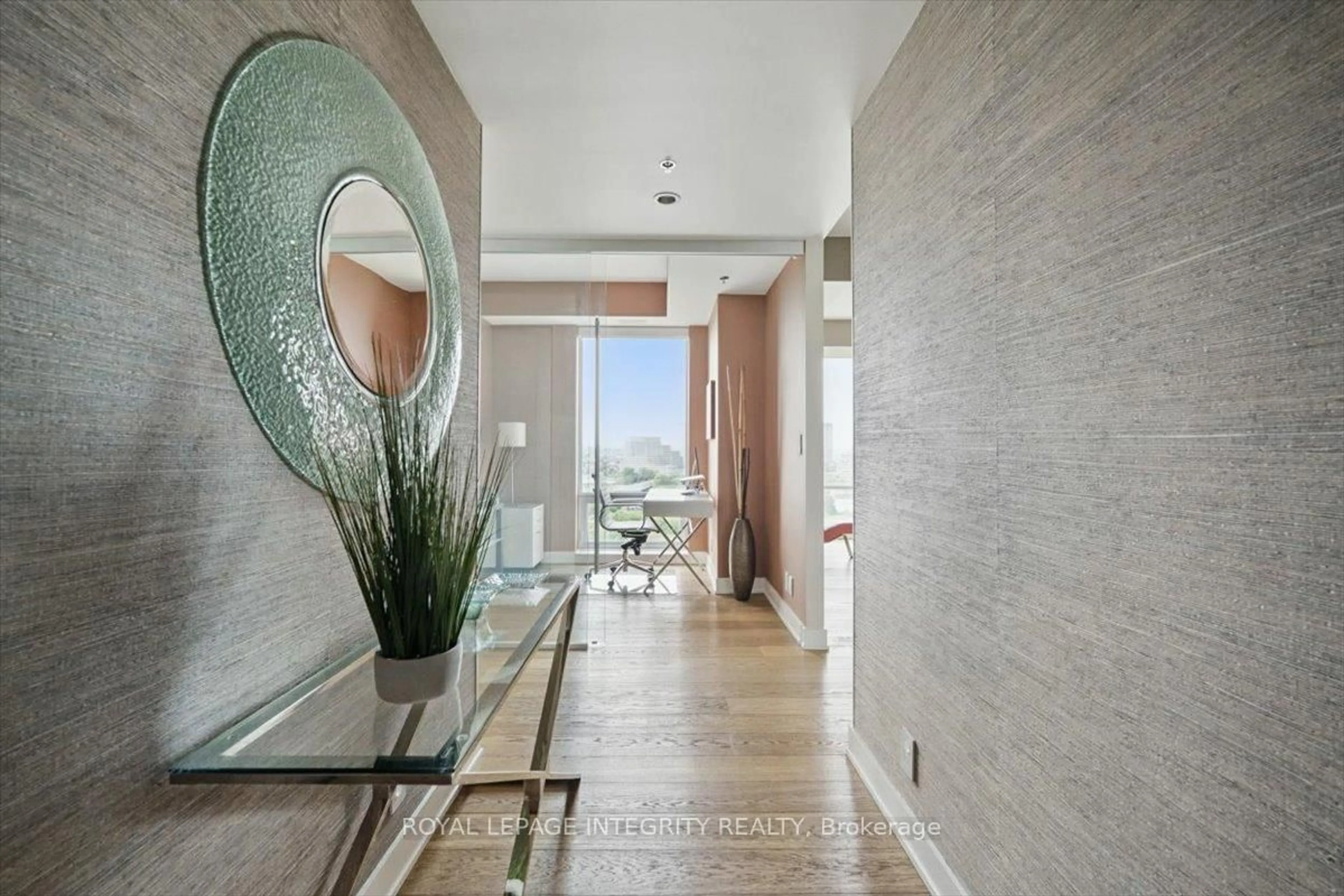 Indoor entryway for 428 Sparks St #1006, Ottawa Ontario K1R 0B3