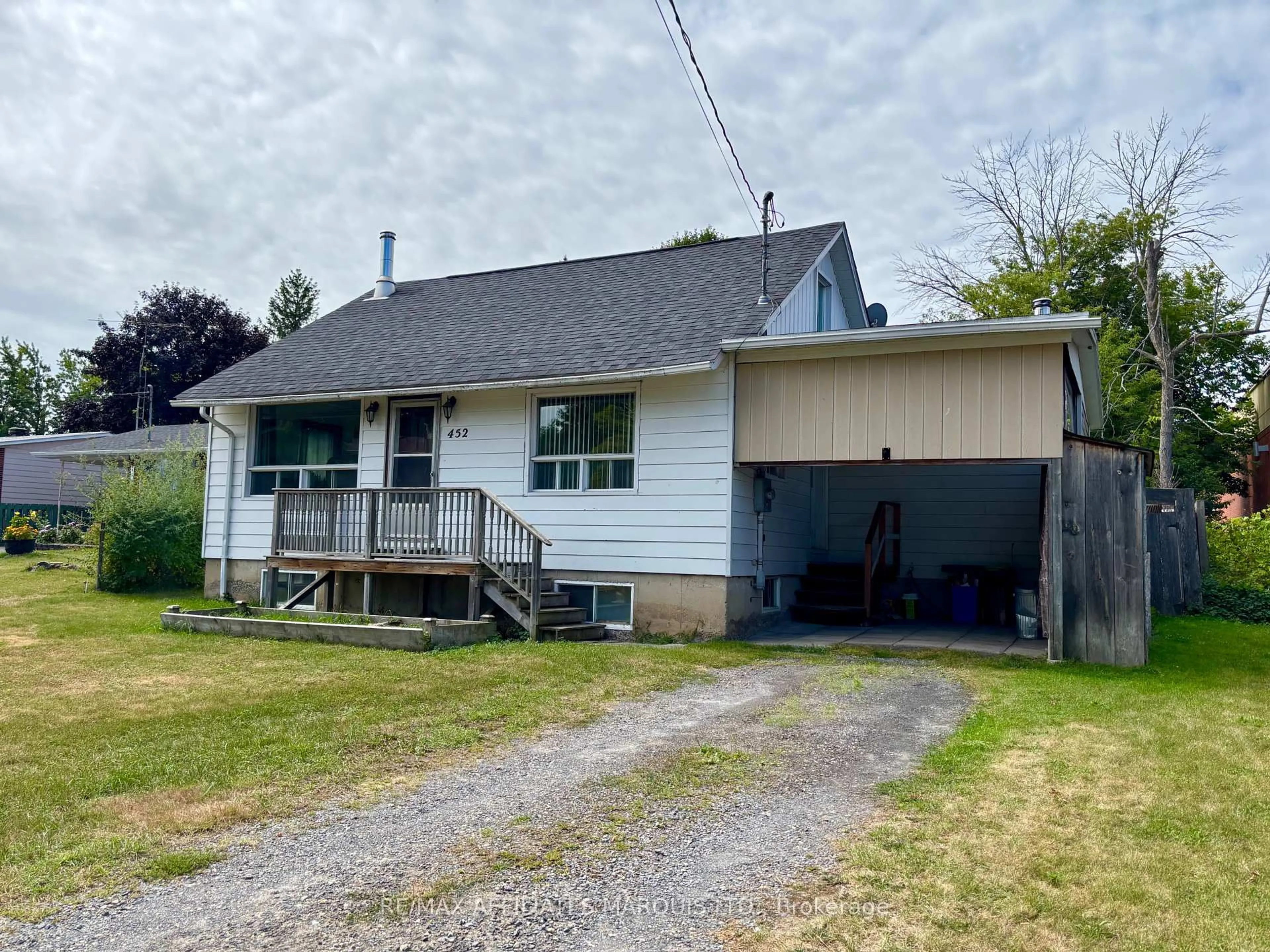 A pic from outside/outdoor area/front of a property/back of a property/a pic from drone, building for 452 Dominion St St, North Glengarry Ontario K0C 1A0