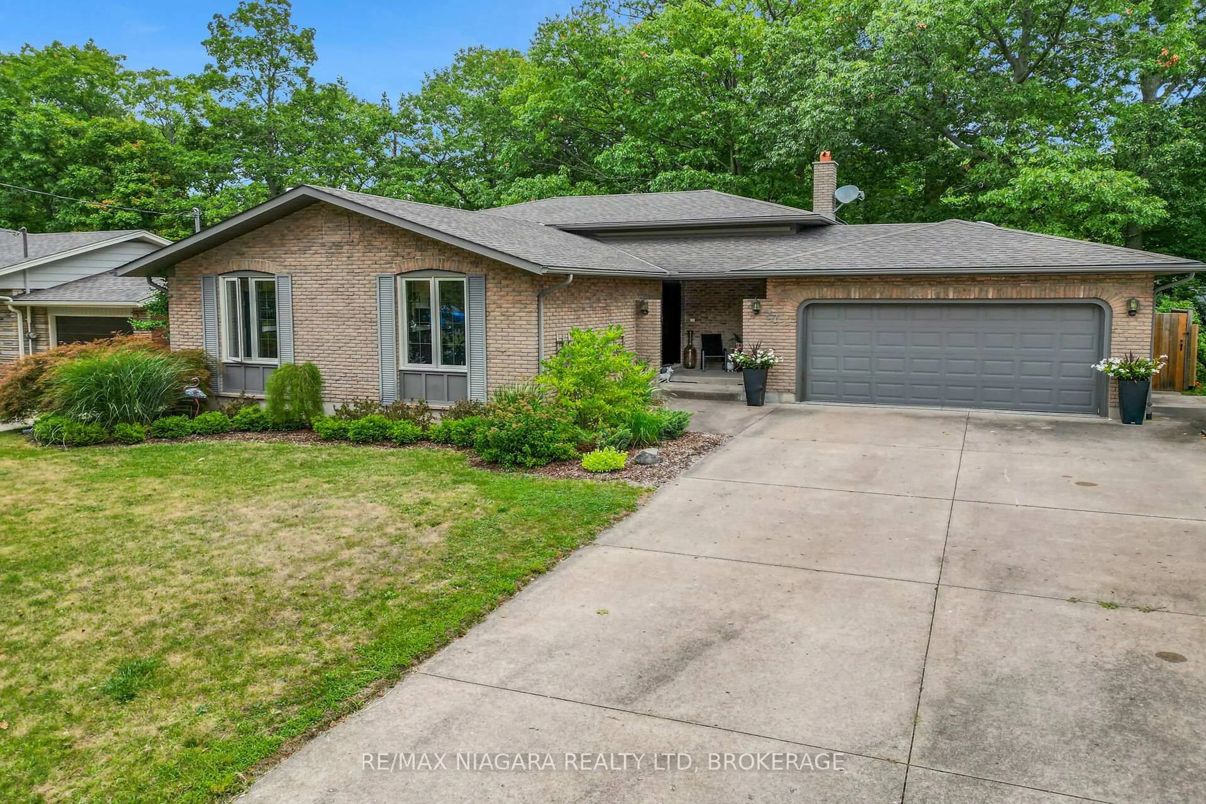 Home with brick exterior material, street for 77 Alexandra Blvd, St. Catharines Ontario L2P 1K2
