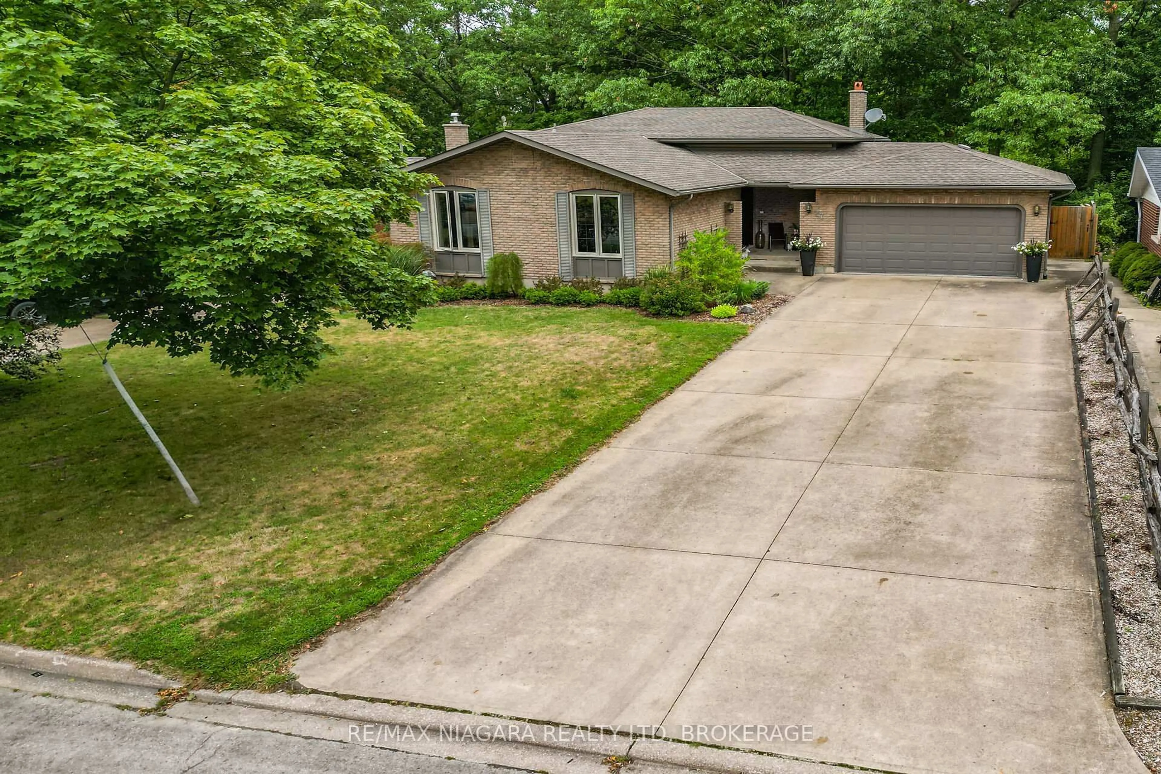 A pic from outside/outdoor area/front of a property/back of a property/a pic from drone, street for 77 Alexandra Blvd, St. Catharines Ontario L2P 1K2
