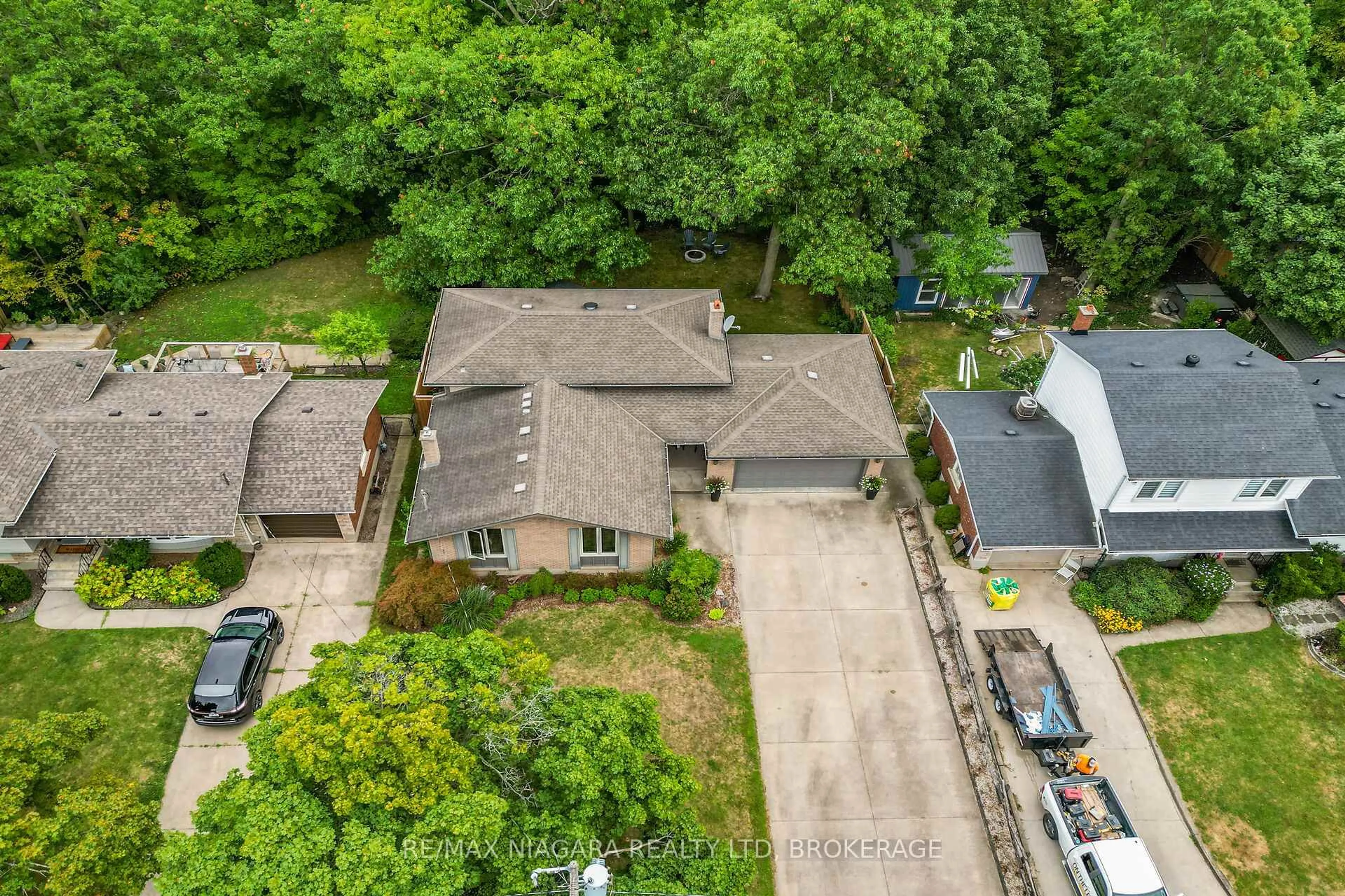 A pic from outside/outdoor area/front of a property/back of a property/a pic from drone, street for 77 Alexandra Blvd, St. Catharines Ontario L2P 1K2