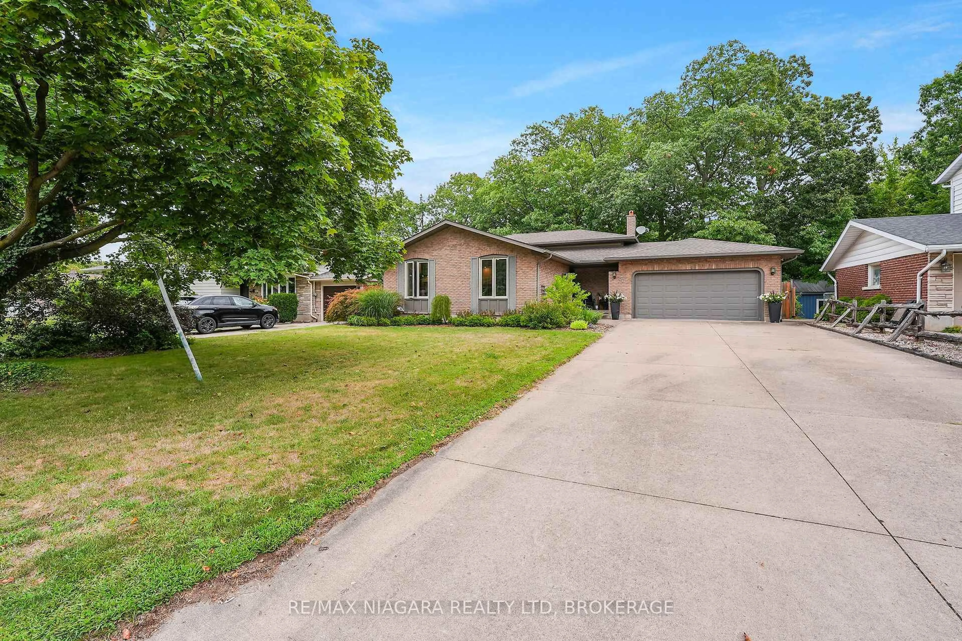 A pic from outside/outdoor area/front of a property/back of a property/a pic from drone, street for 77 Alexandra Blvd, St. Catharines Ontario L2P 1K2