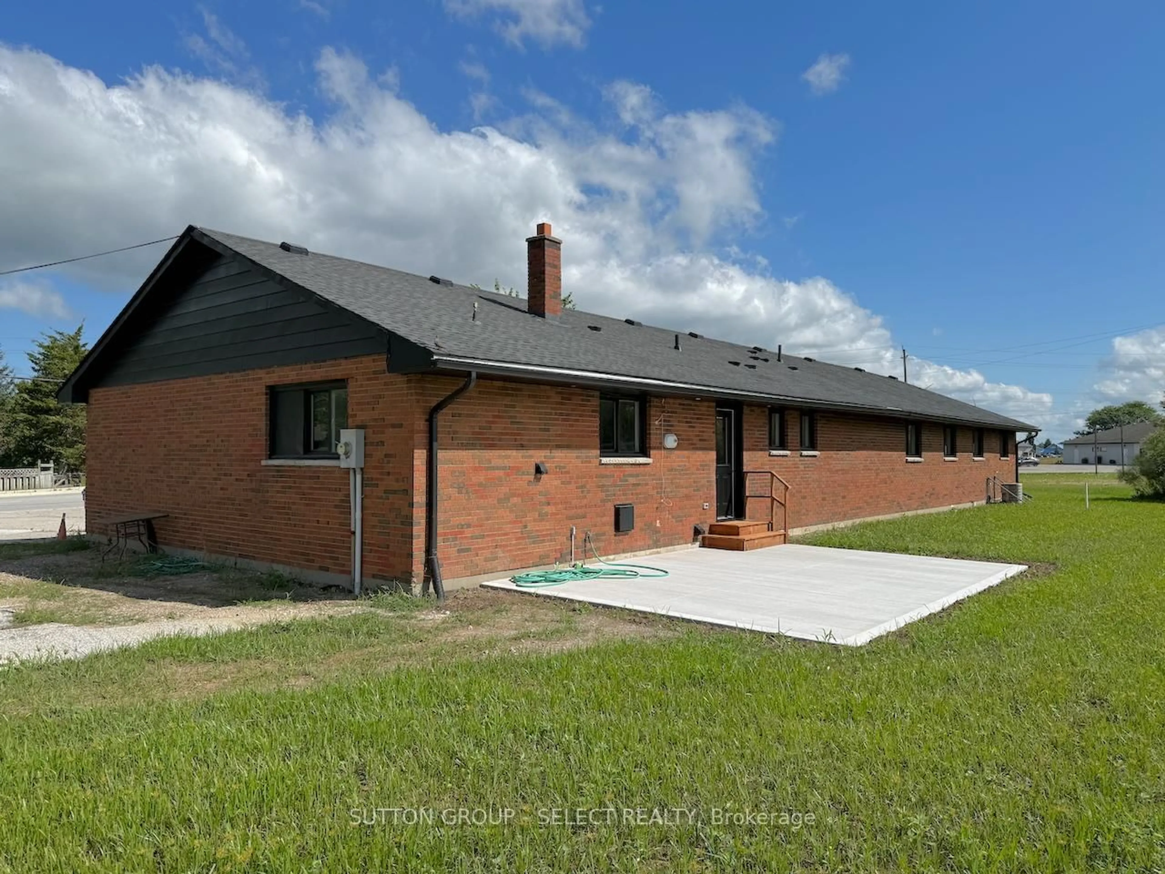Home with brick exterior material, building for 101 Broadway St, Lambton Shores Ontario N0N 0A6