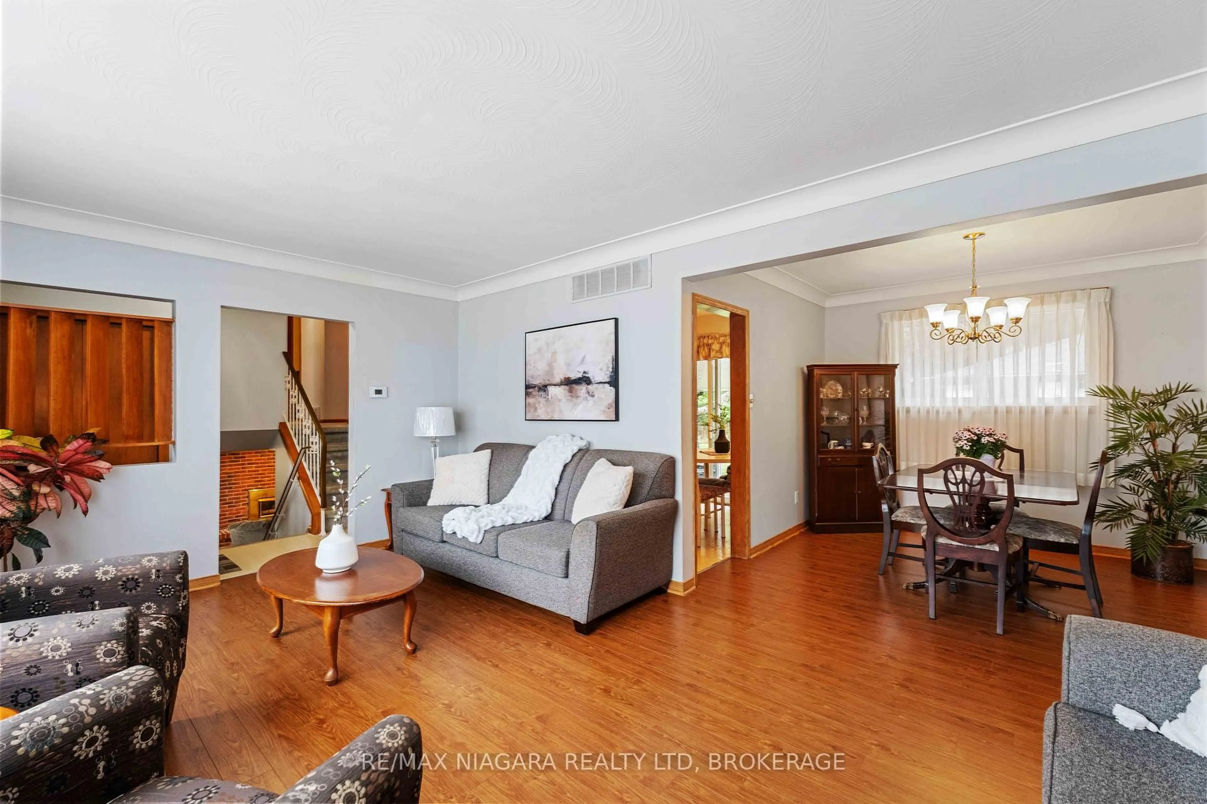 Living room with furniture, unknown for 5840 Keith St, Niagara Falls Ontario L2J 1J9