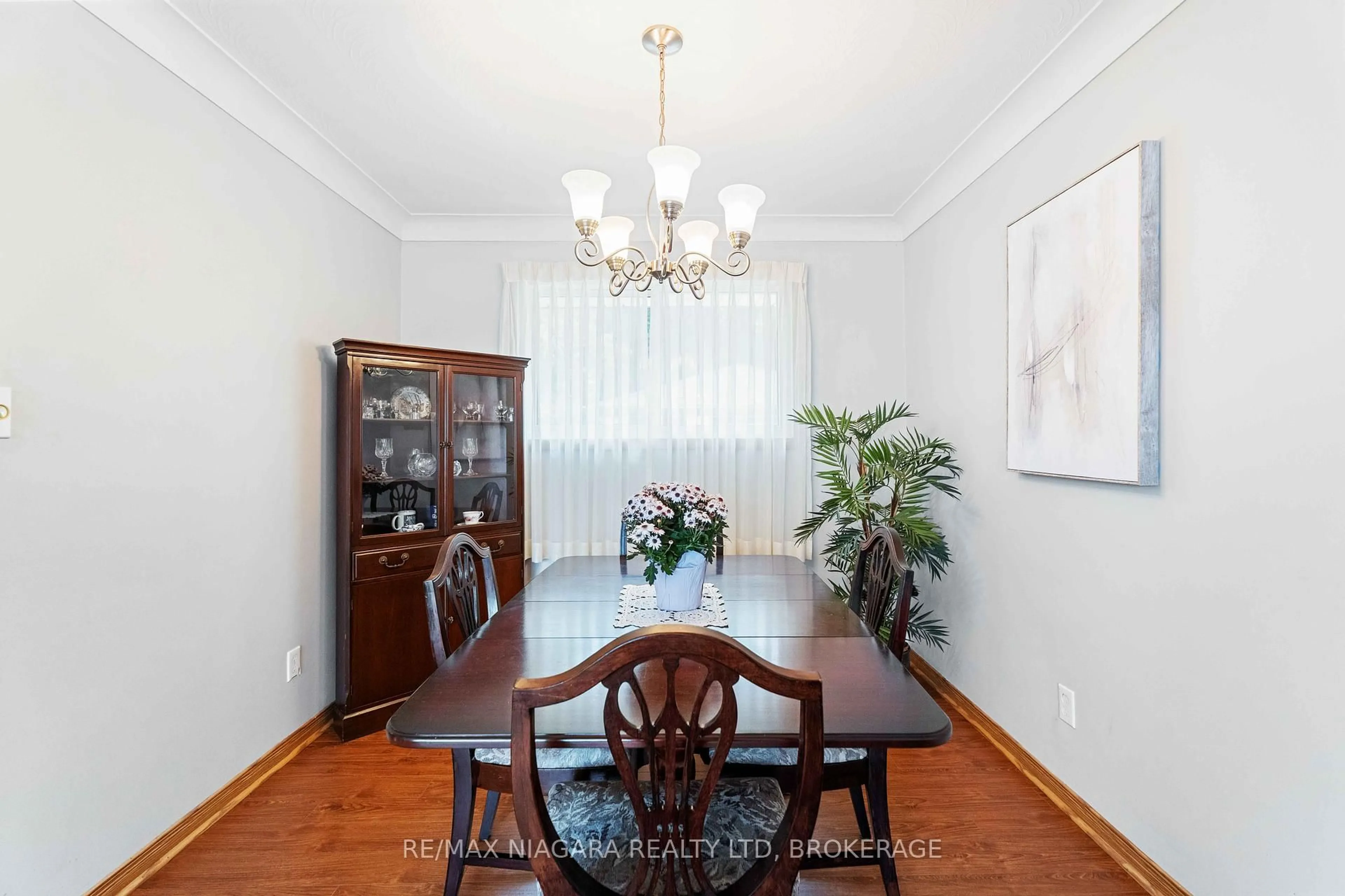 Dining room, wood/laminate floor for 5840 Keith St, Niagara Falls Ontario L2J 1J9
