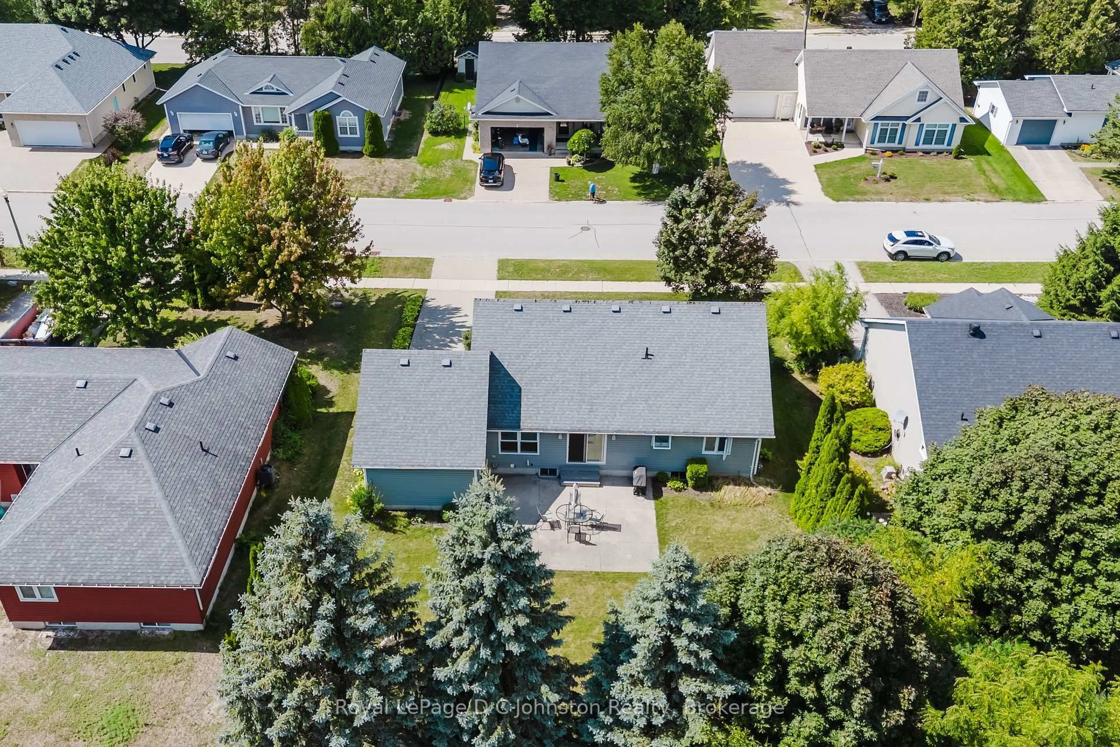 A pic from outside/outdoor area/front of a property/back of a property/a pic from drone, street for 182 Emerald Dr, Saugeen Shores Ontario N0H 2L0