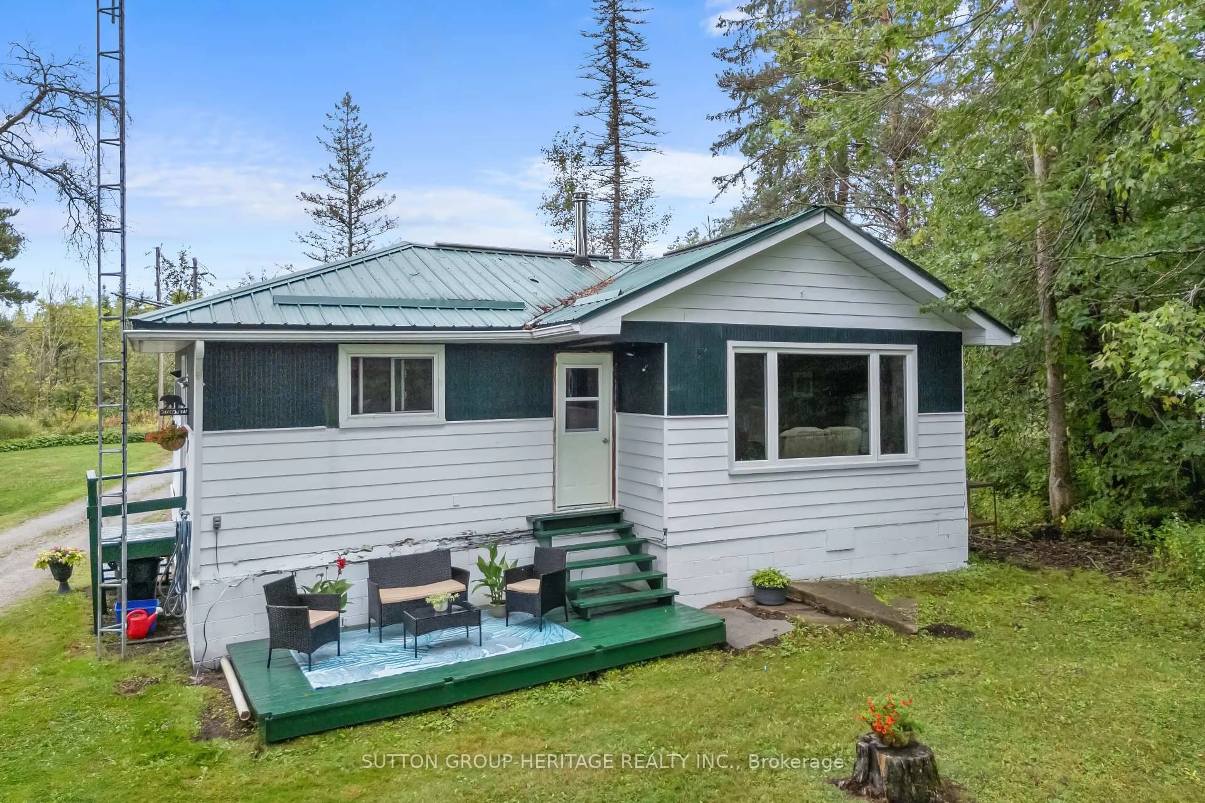 A pic from outside/outdoor area/front of a property/back of a property/a pic from drone, unknown for 33 Crooked Crt, Kawartha Lakes Ontario K0M 1C0
