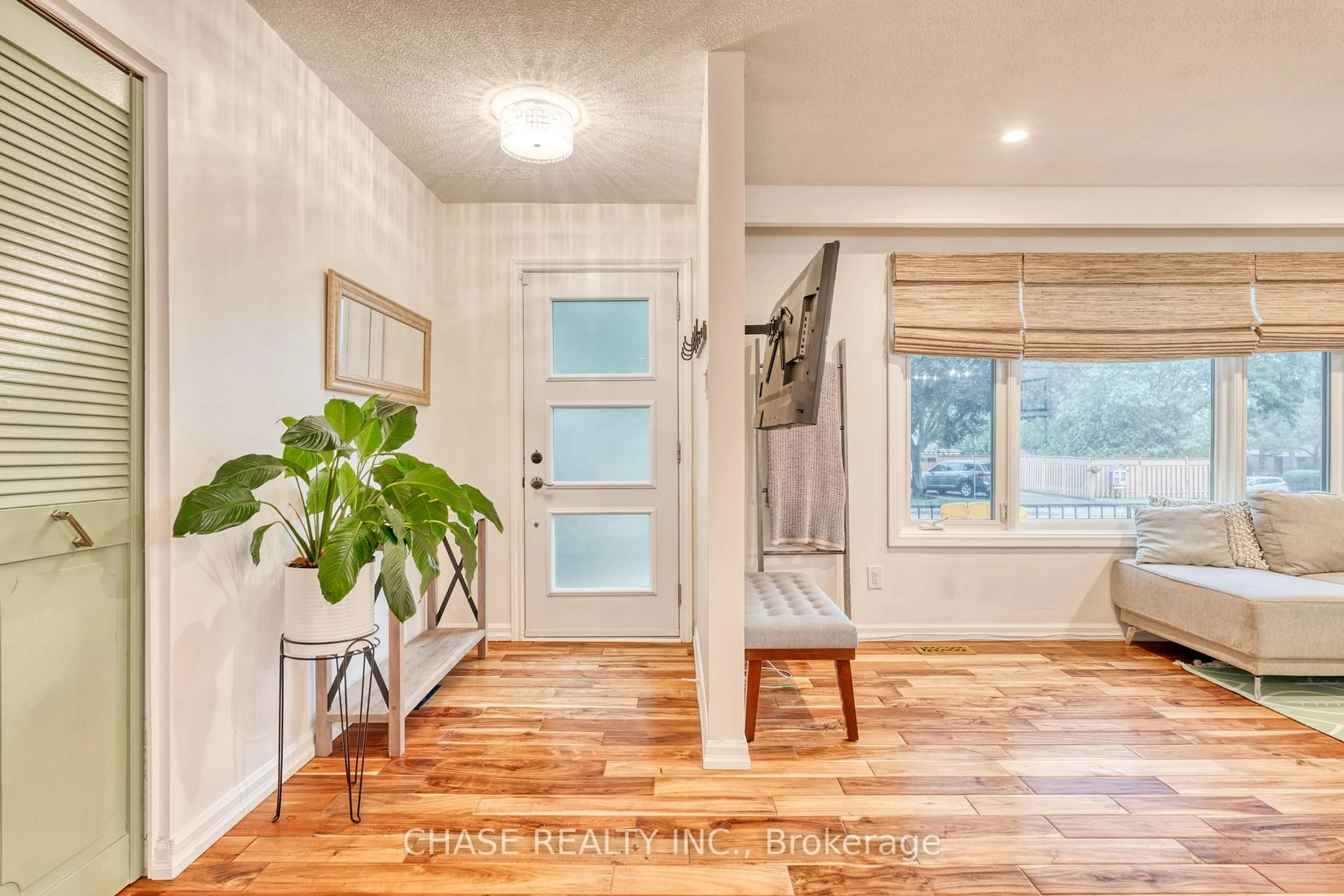 Indoor entryway for 25 Glenvale Dr, Hamilton Ontario L9C 2X5