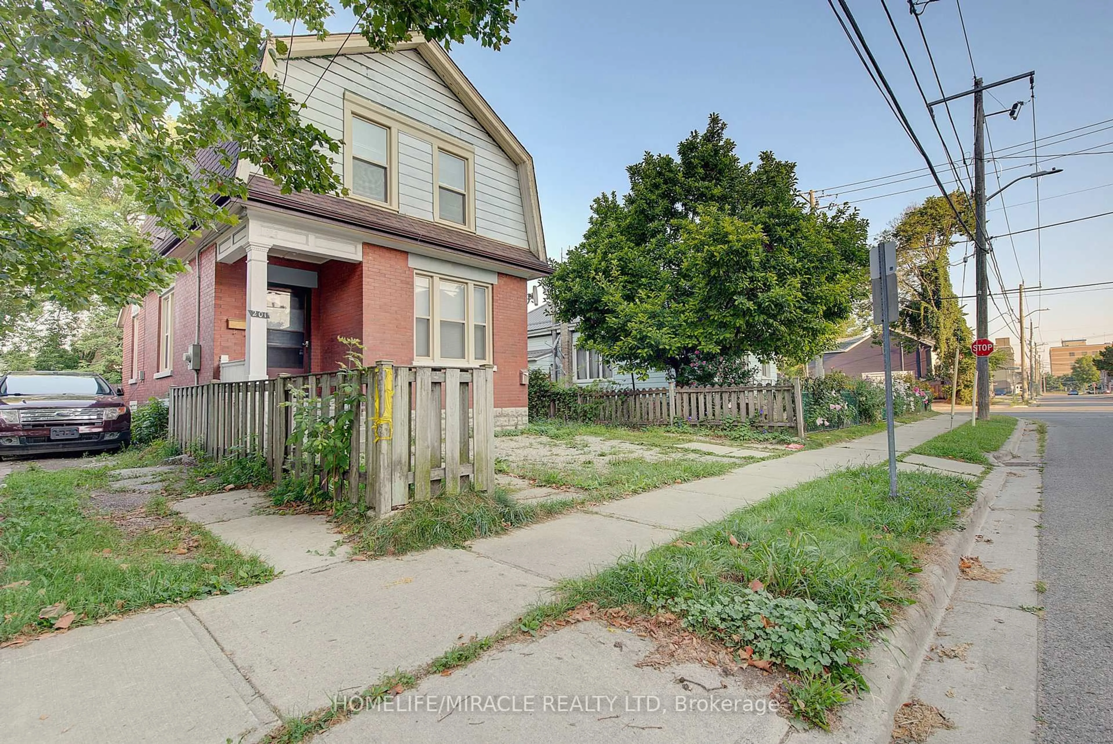 A pic from outside/outdoor area/front of a property/back of a property/a pic from drone, street for 201 Clarence St, London East Ontario N6B 2J8