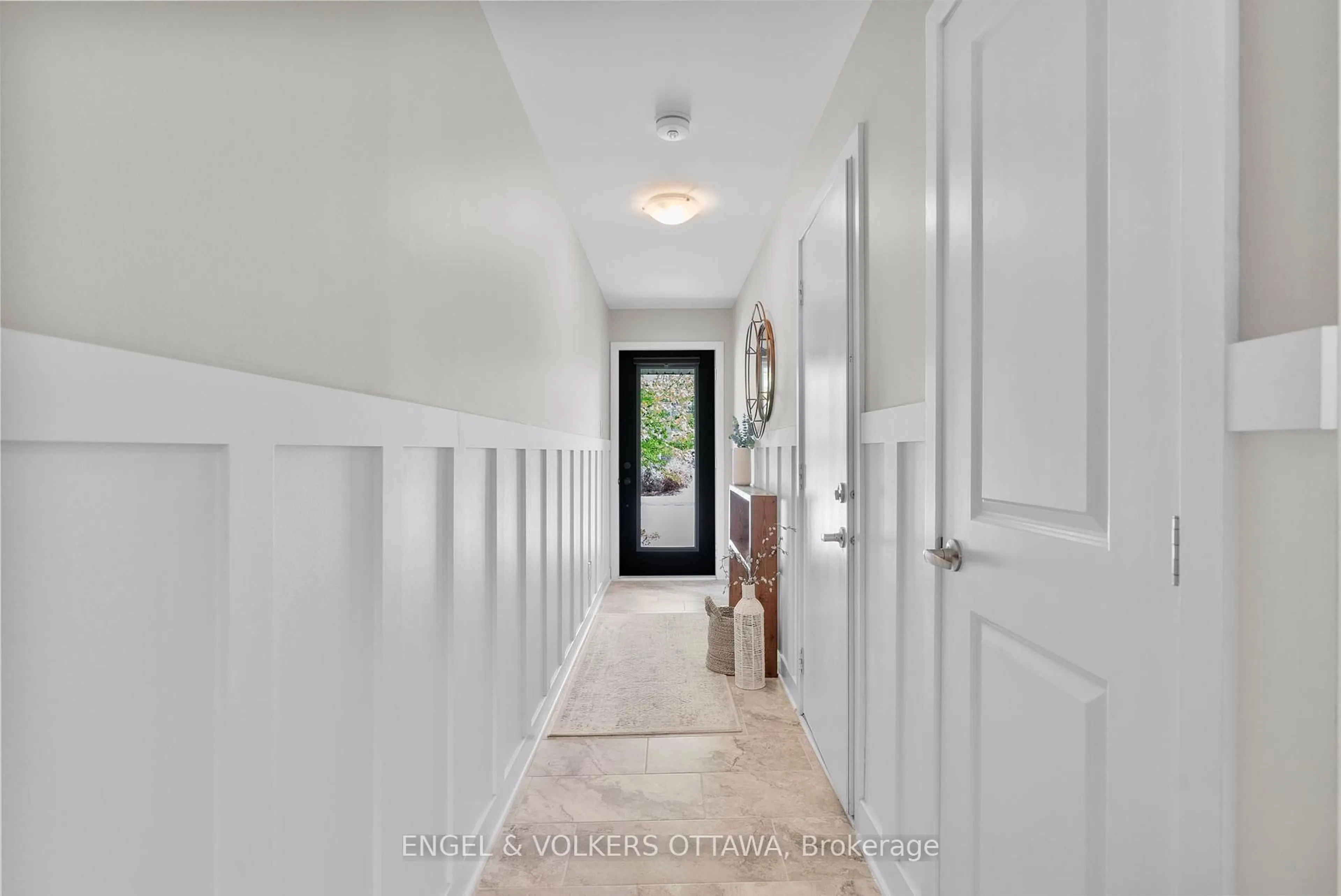 Indoor entryway for 602 Terravita Private, Ottawa Ontario K1V 2R9