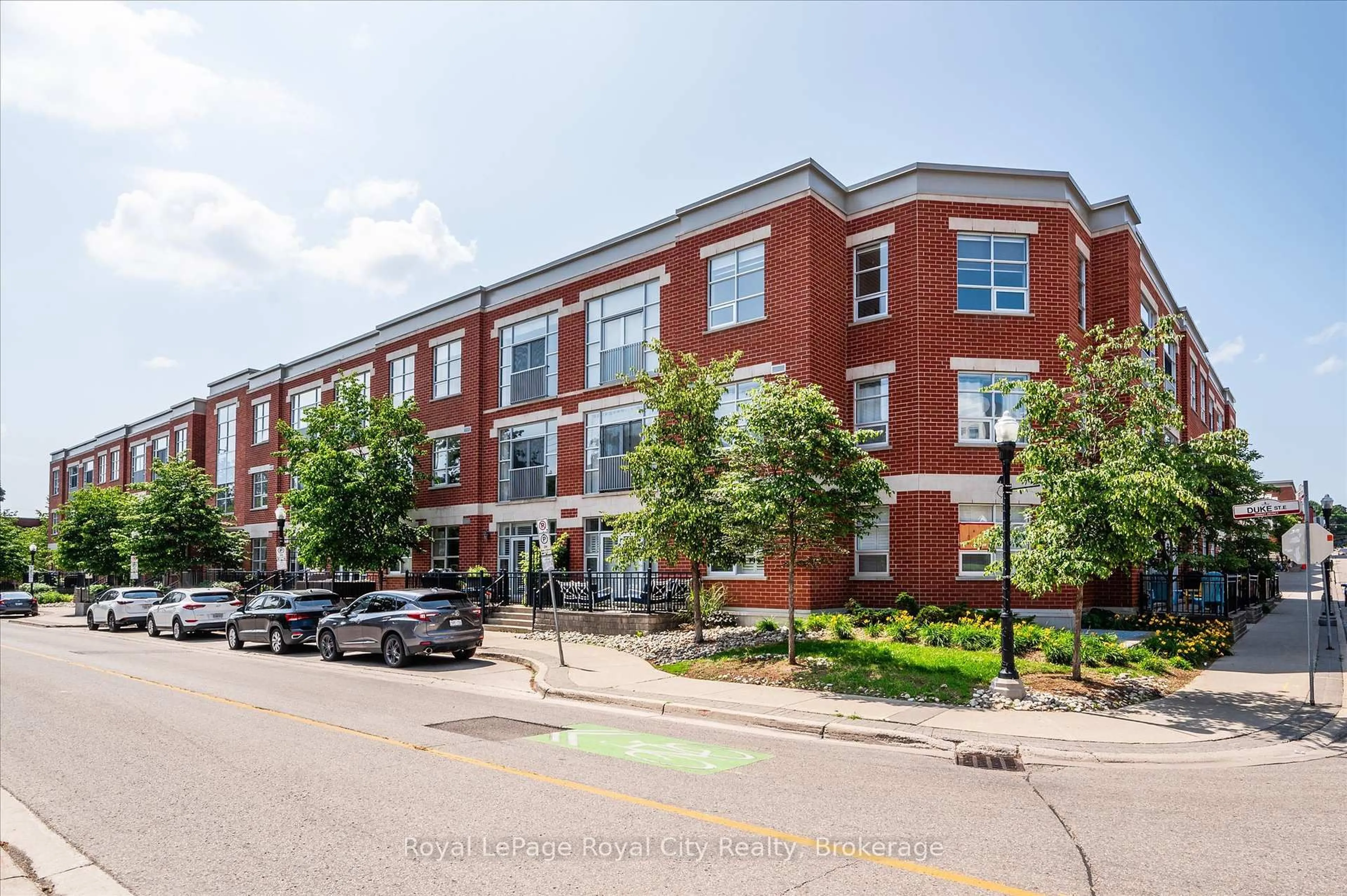 Patio, building for 165 Duke St #118, Kitchener Ontario N2H 6T8