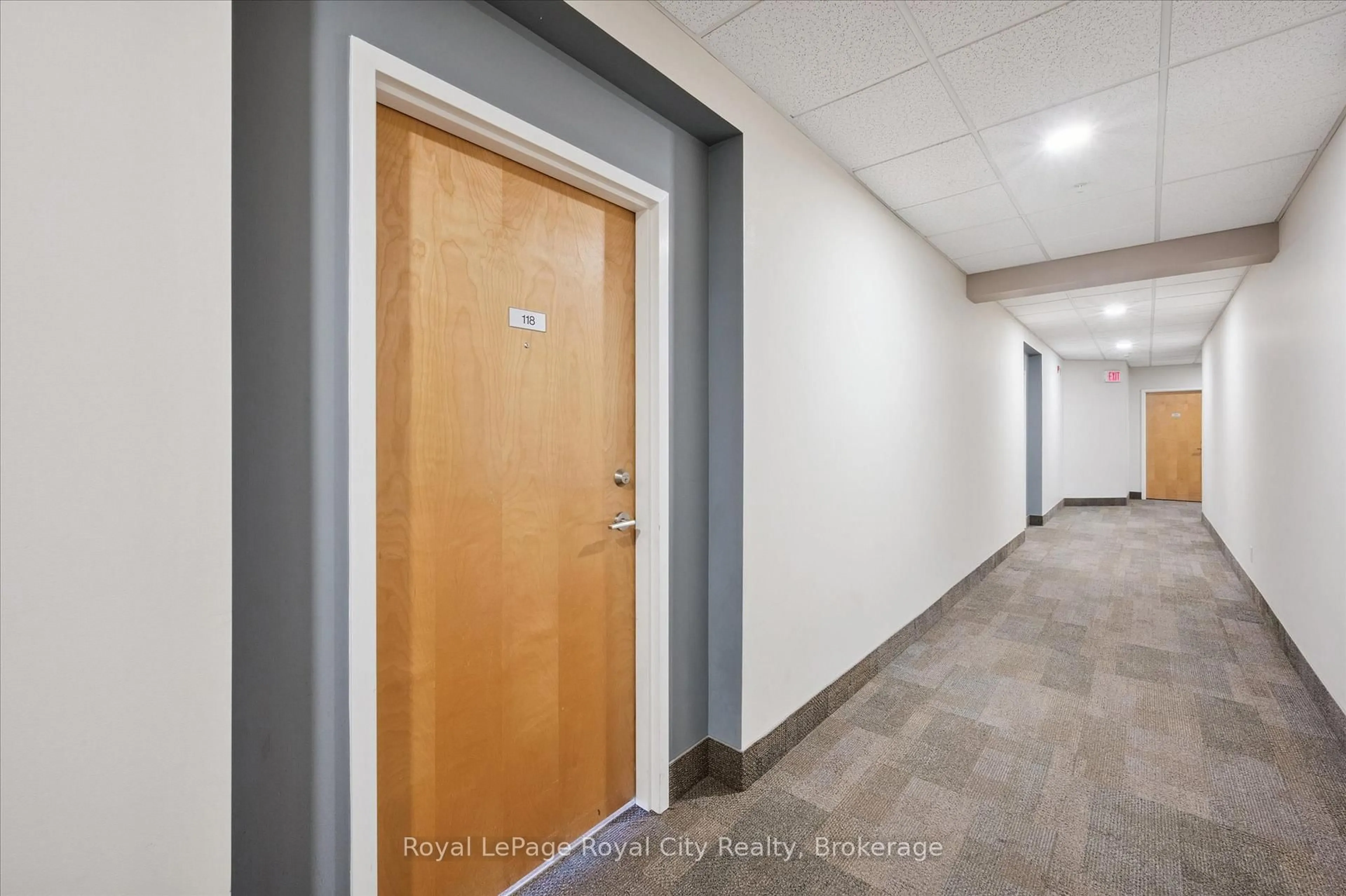 Indoor foyer for 165 Duke St #118, Kitchener Ontario N2H 6T8