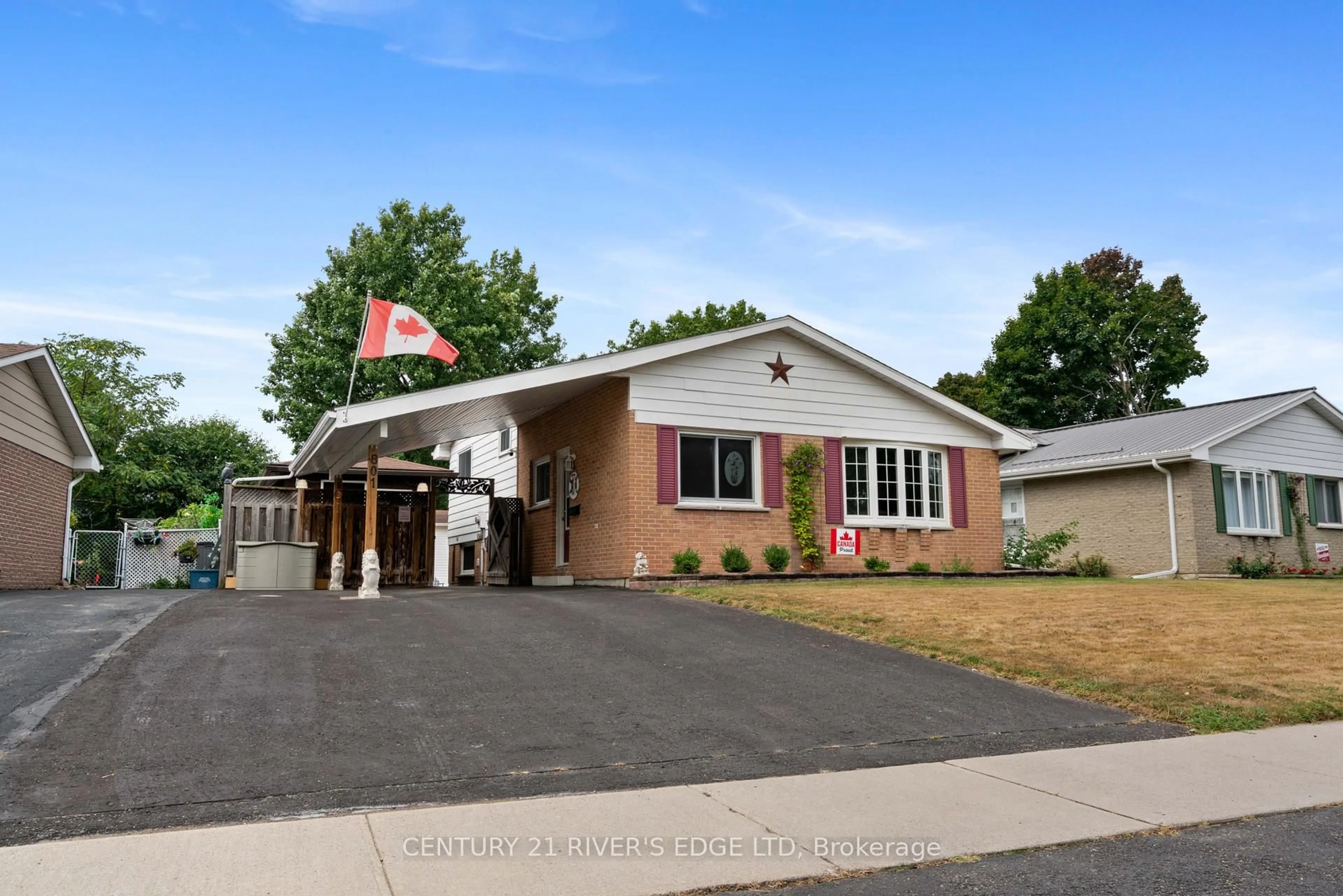 Home with vinyl exterior material, street for 801 Tupper St, Brockville Ontario K6V 6A2