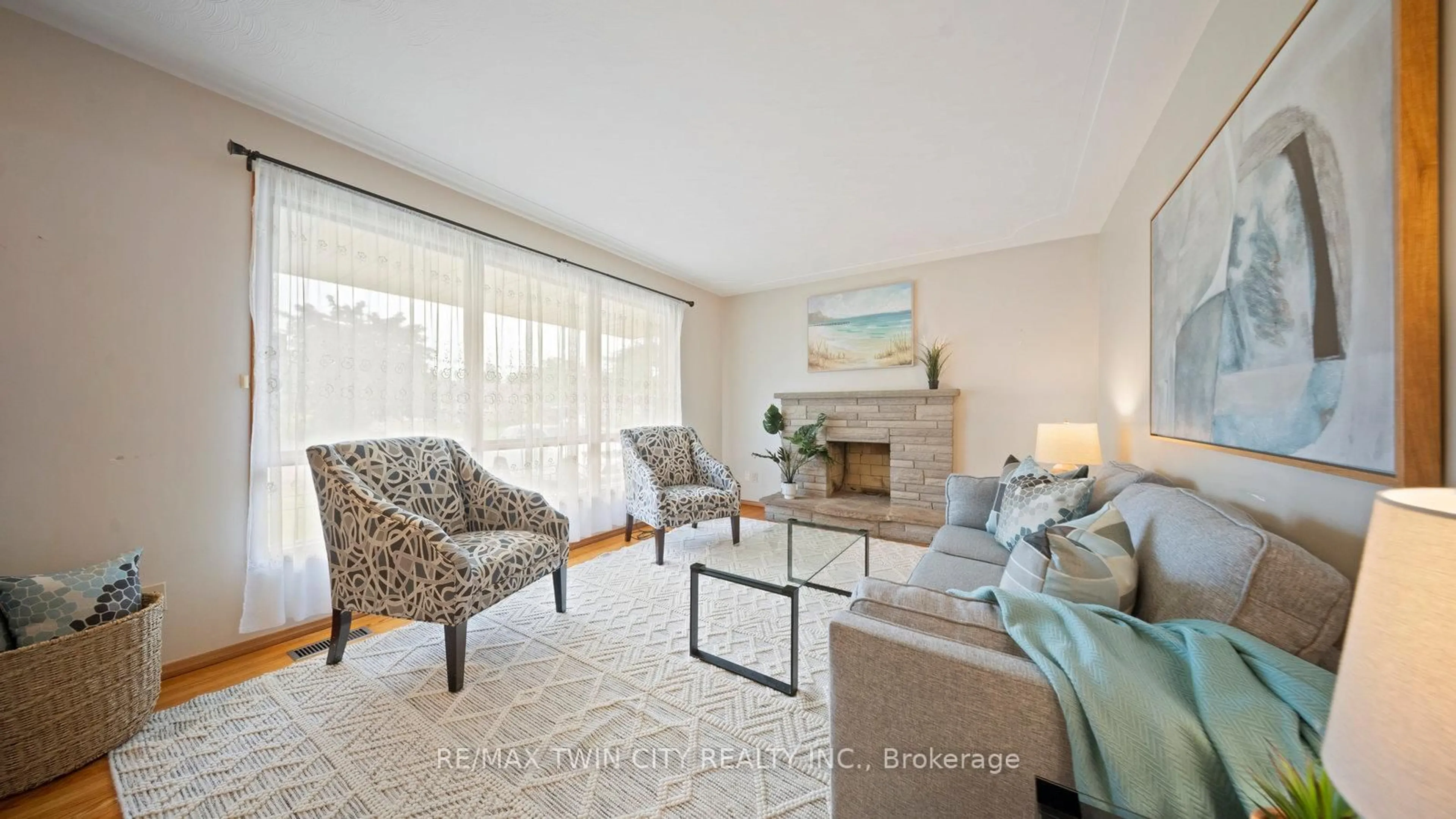 Living room with furniture, unknown for 25 Kensington Ave, Brantford Ontario N3R 3N6