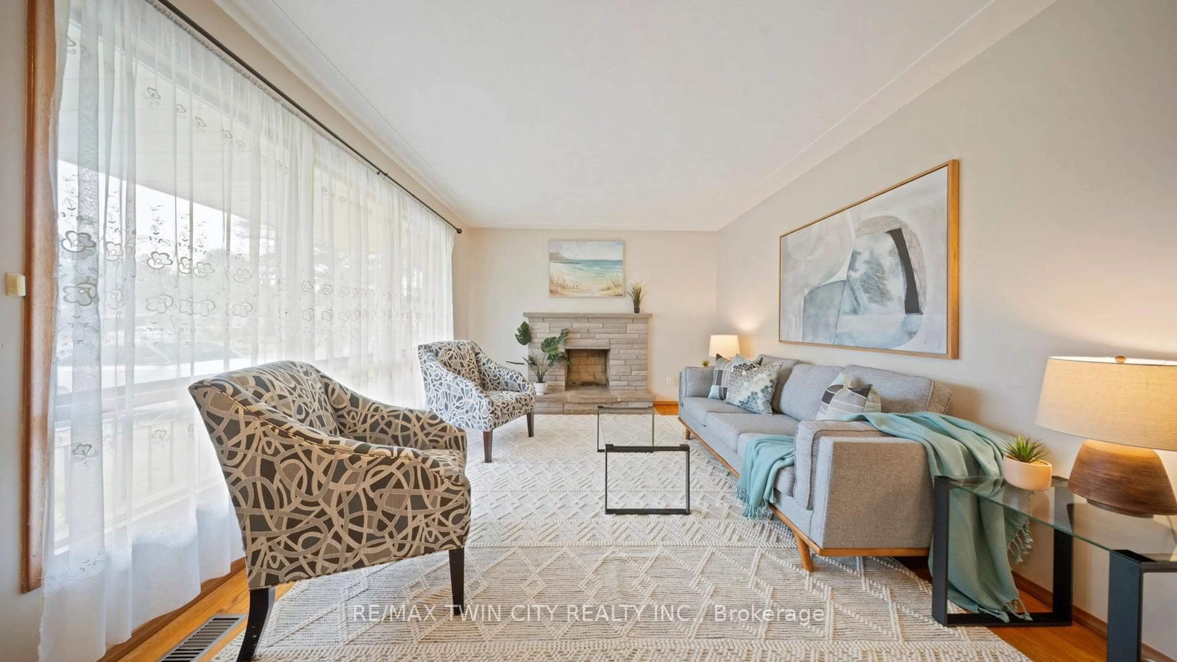 Living room with furniture, carpet floor for 25 Kensington Ave, Brantford Ontario N3R 3N6