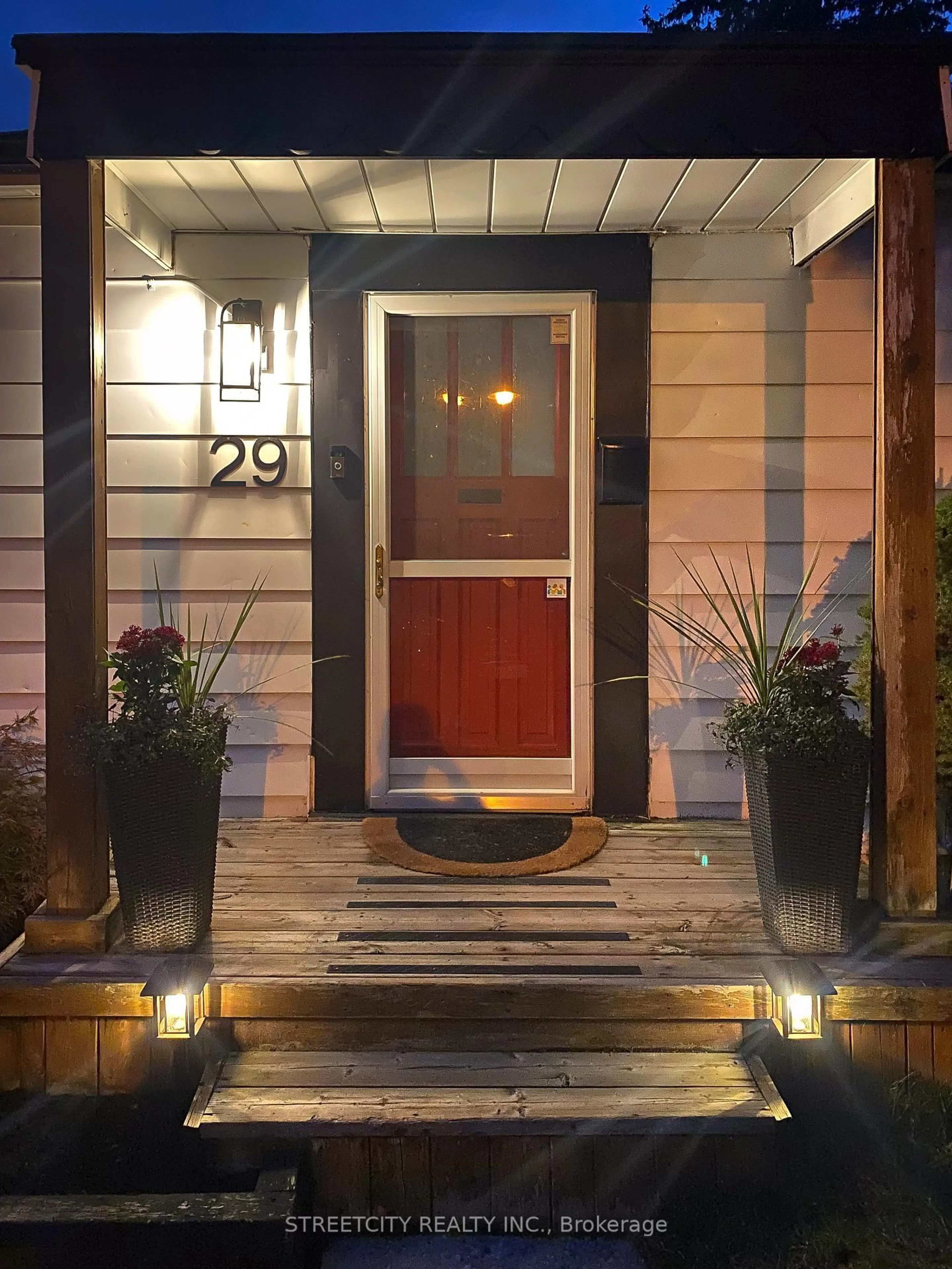 Indoor entryway for 29 Apeldoorn Cres, London East Ontario N5Y 2B5