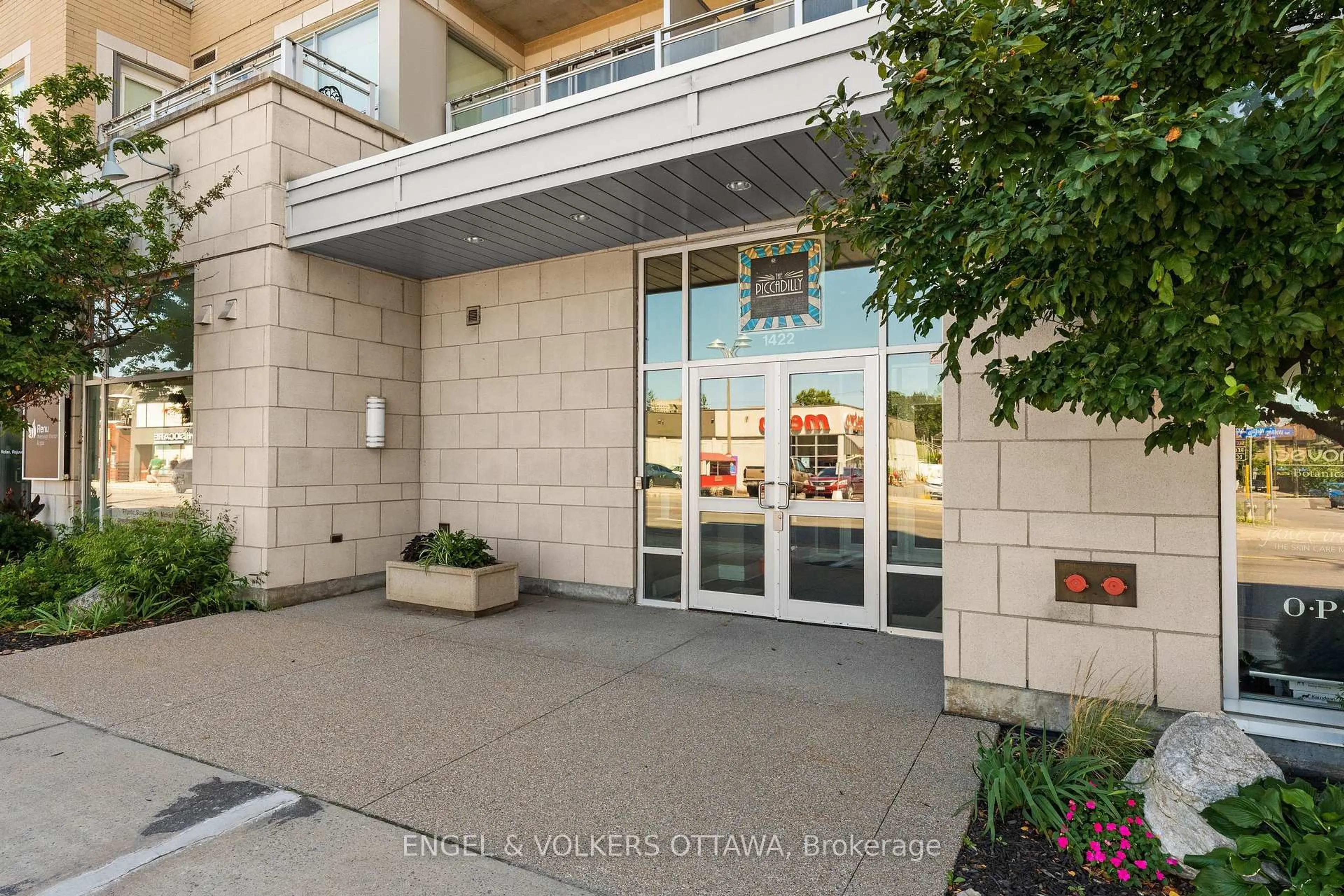 Indoor foyer for 1422 Wellington St #501, Ottawa Ontario K1Y 0X7
