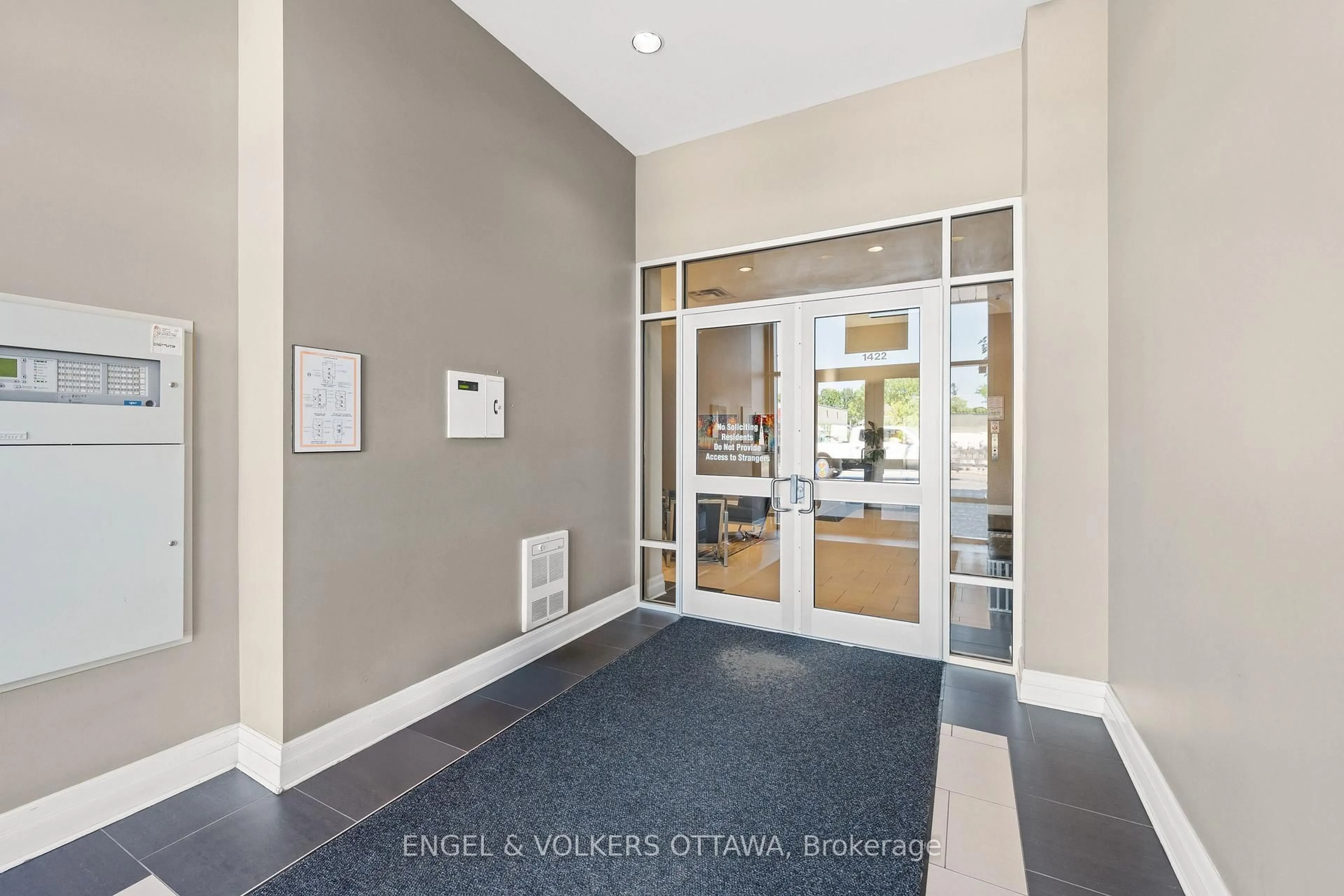 Indoor foyer for 1422 Wellington St #501, Ottawa Ontario K1Y 0X7