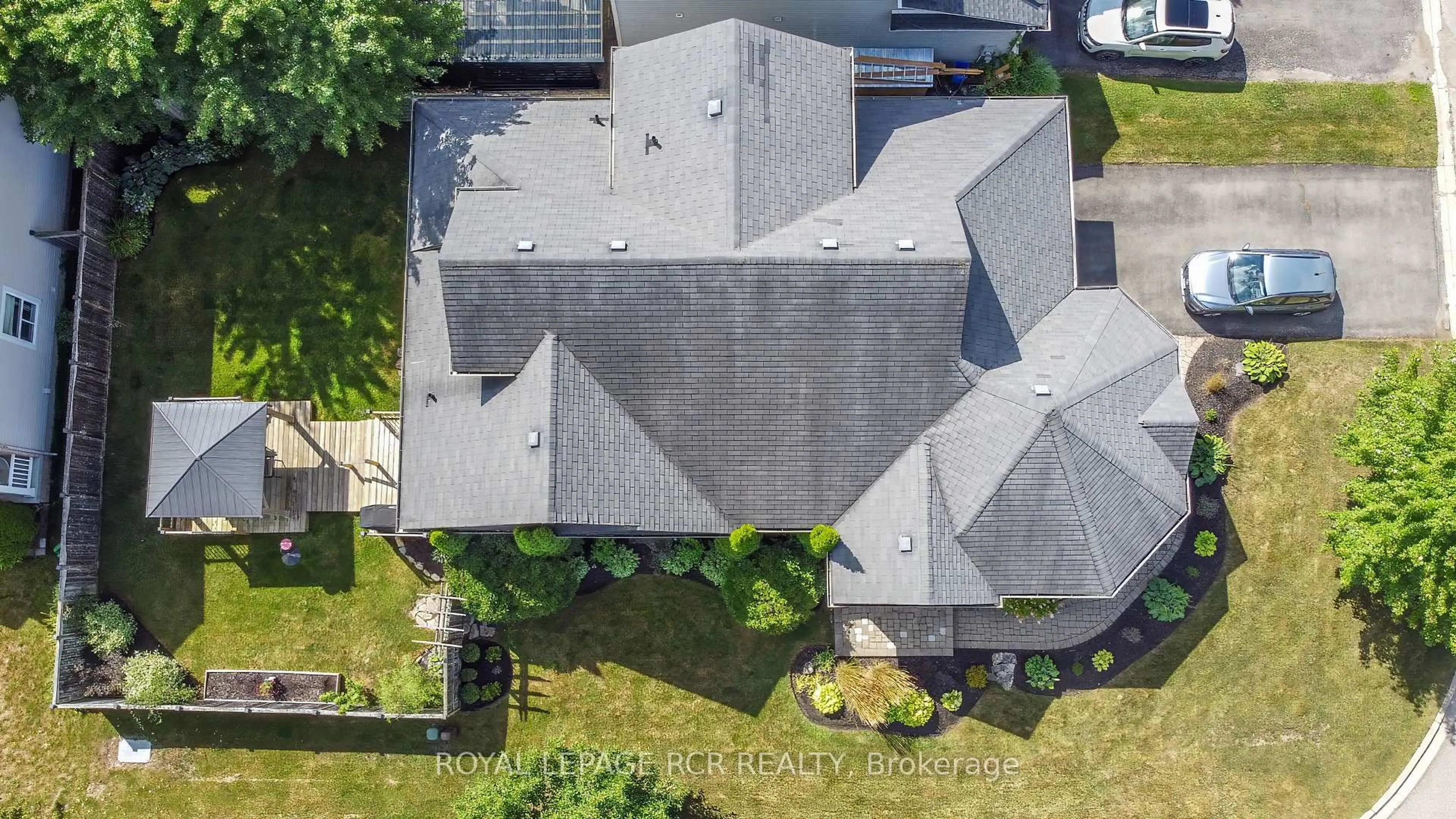 A pic from outside/outdoor area/front of a property/back of a property/a pic from drone, street for 221 Berry St, Shelburne Ontario L0N 1S2