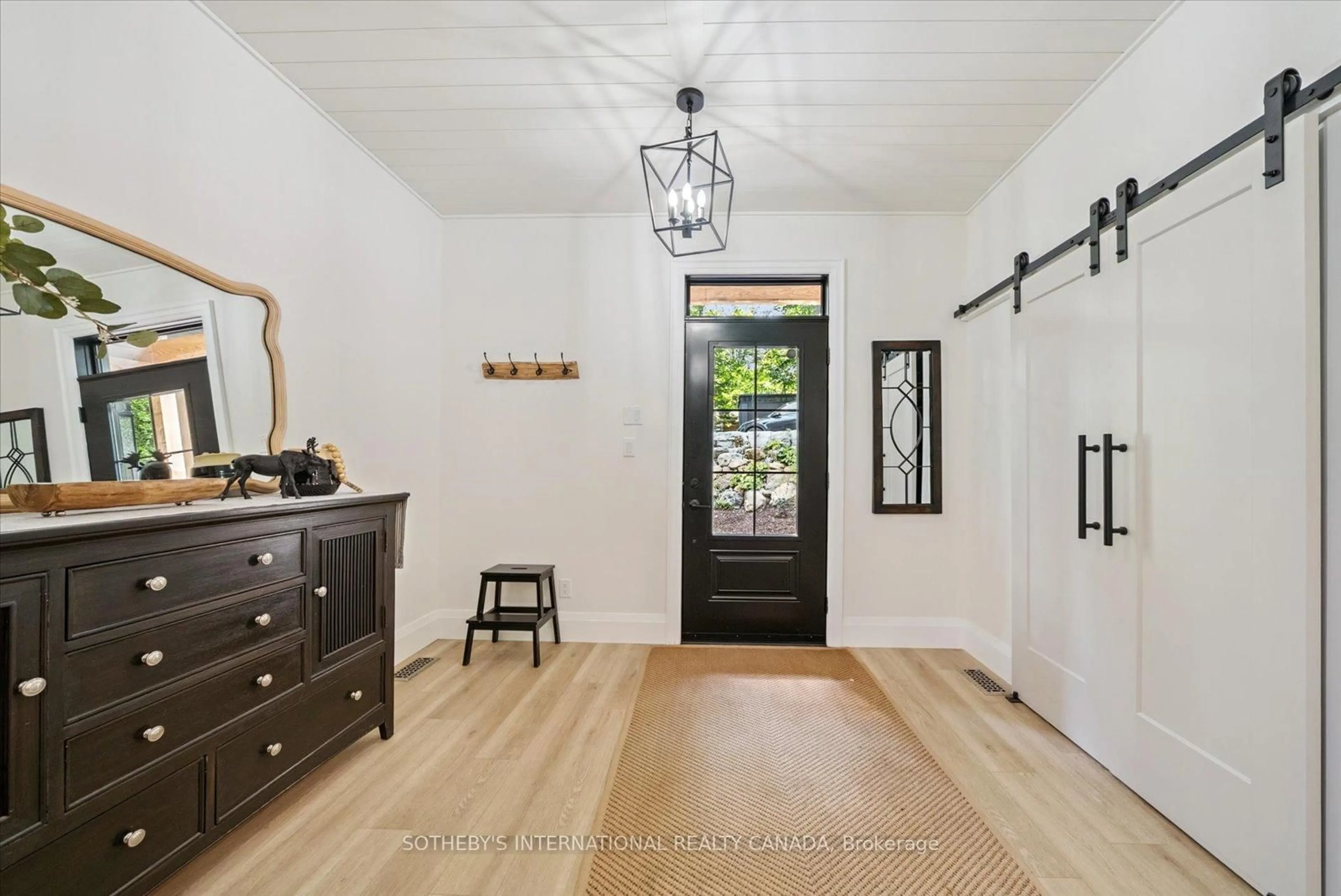 Indoor entryway for 1068 Upper Lane, Highlands East Ontario K0L 2Y0