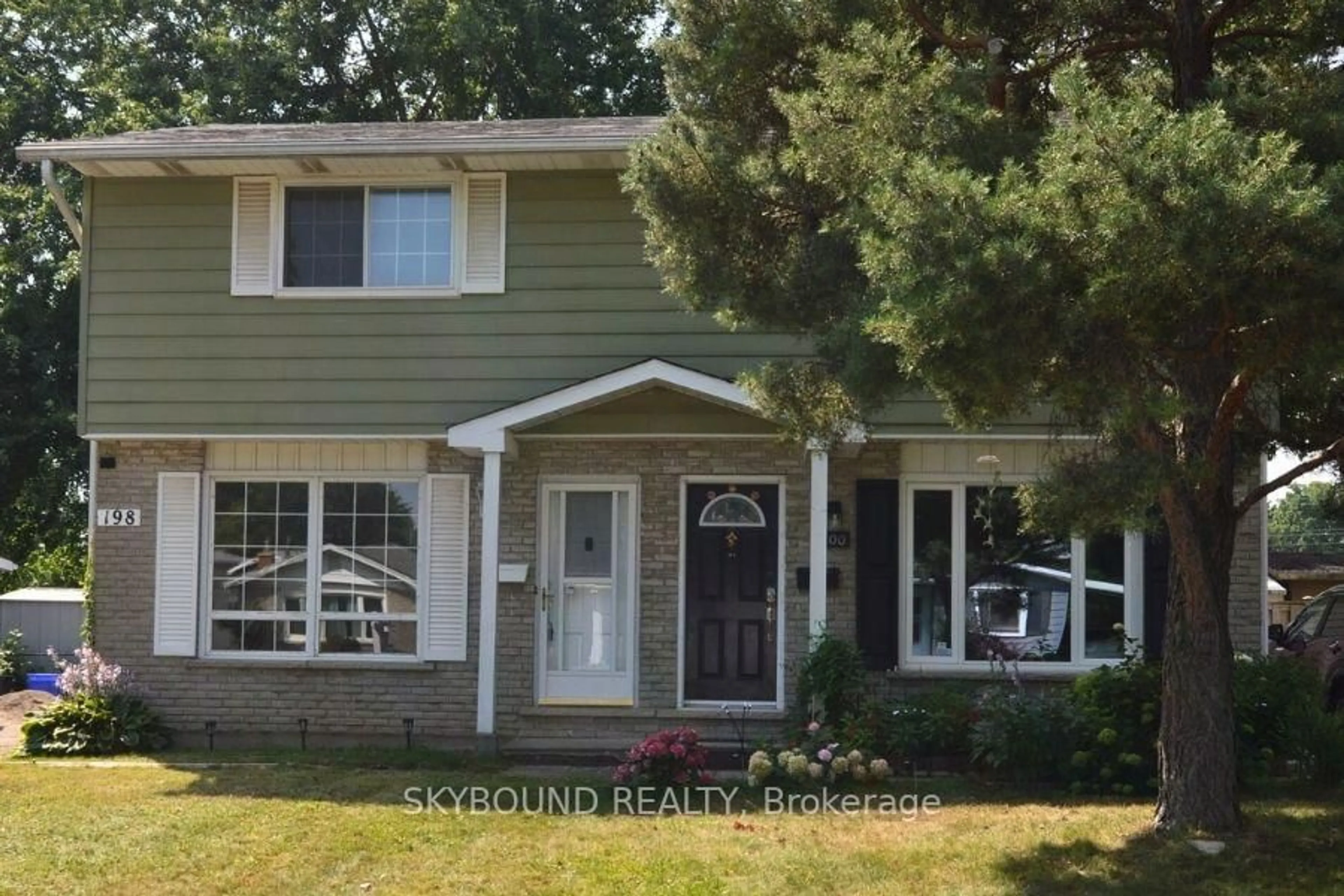 Home with vinyl exterior material, street for 198 Pinedale Dr, Kitchener Ontario N2E 1K3