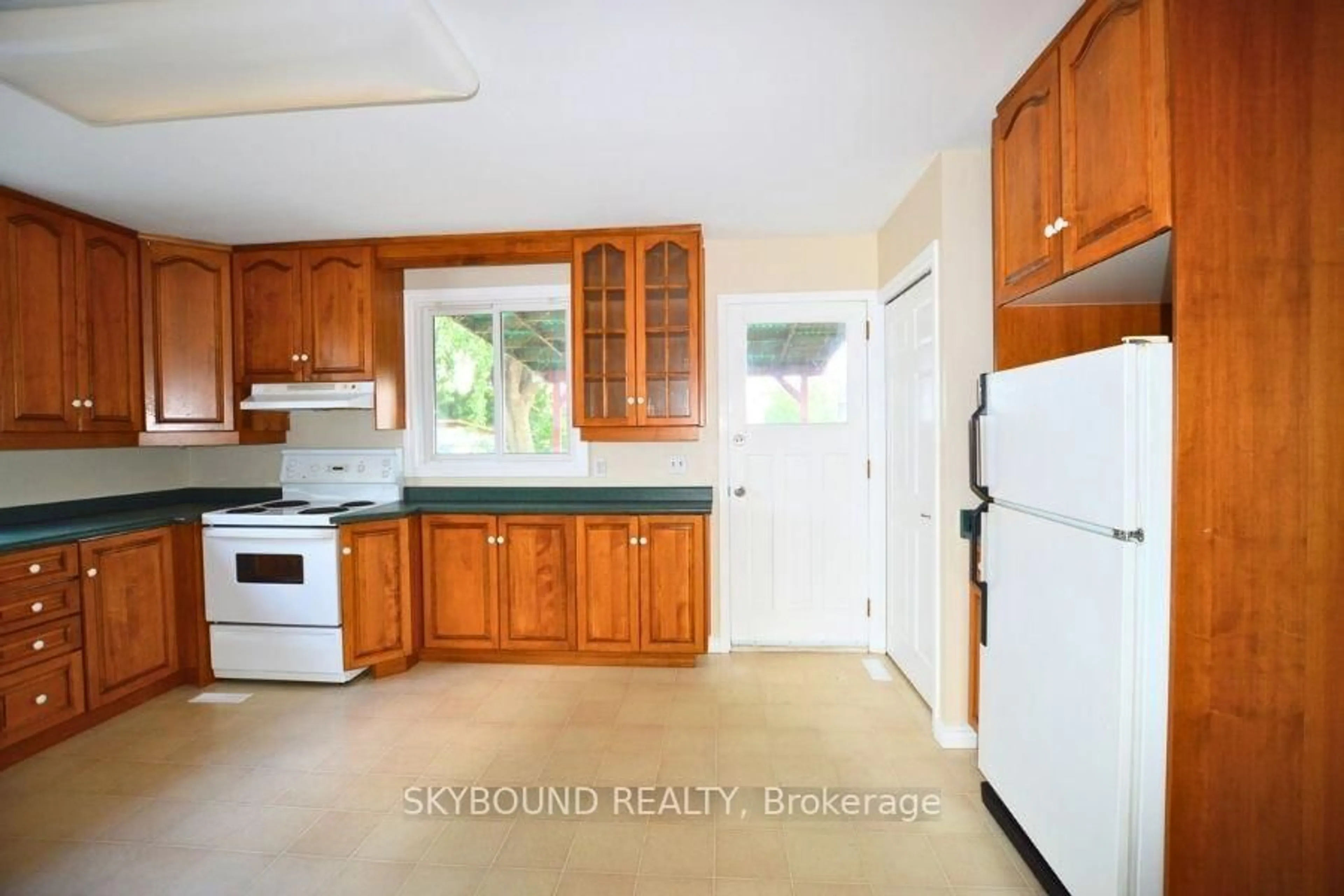 Standard kitchen, ceramic/tile floor for 198 Pinedale Dr, Kitchener Ontario N2E 1K3