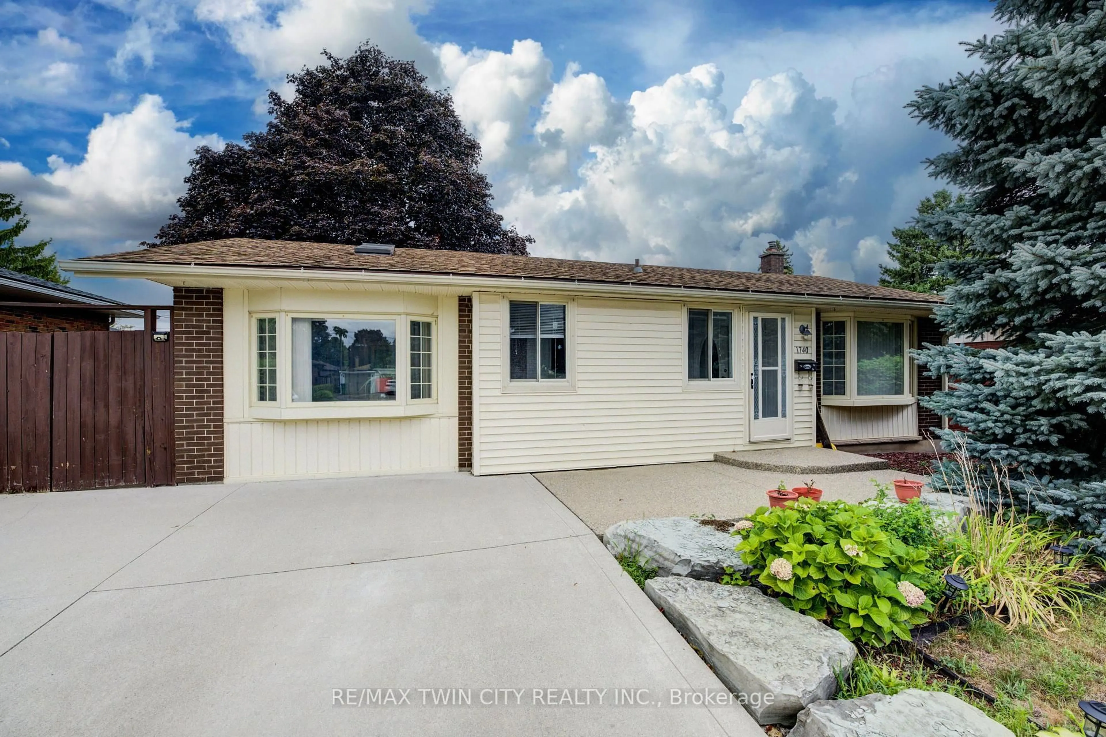 Home with vinyl exterior material, street for 1740 Holley Cres, Cambridge Ontario N3H 2S5