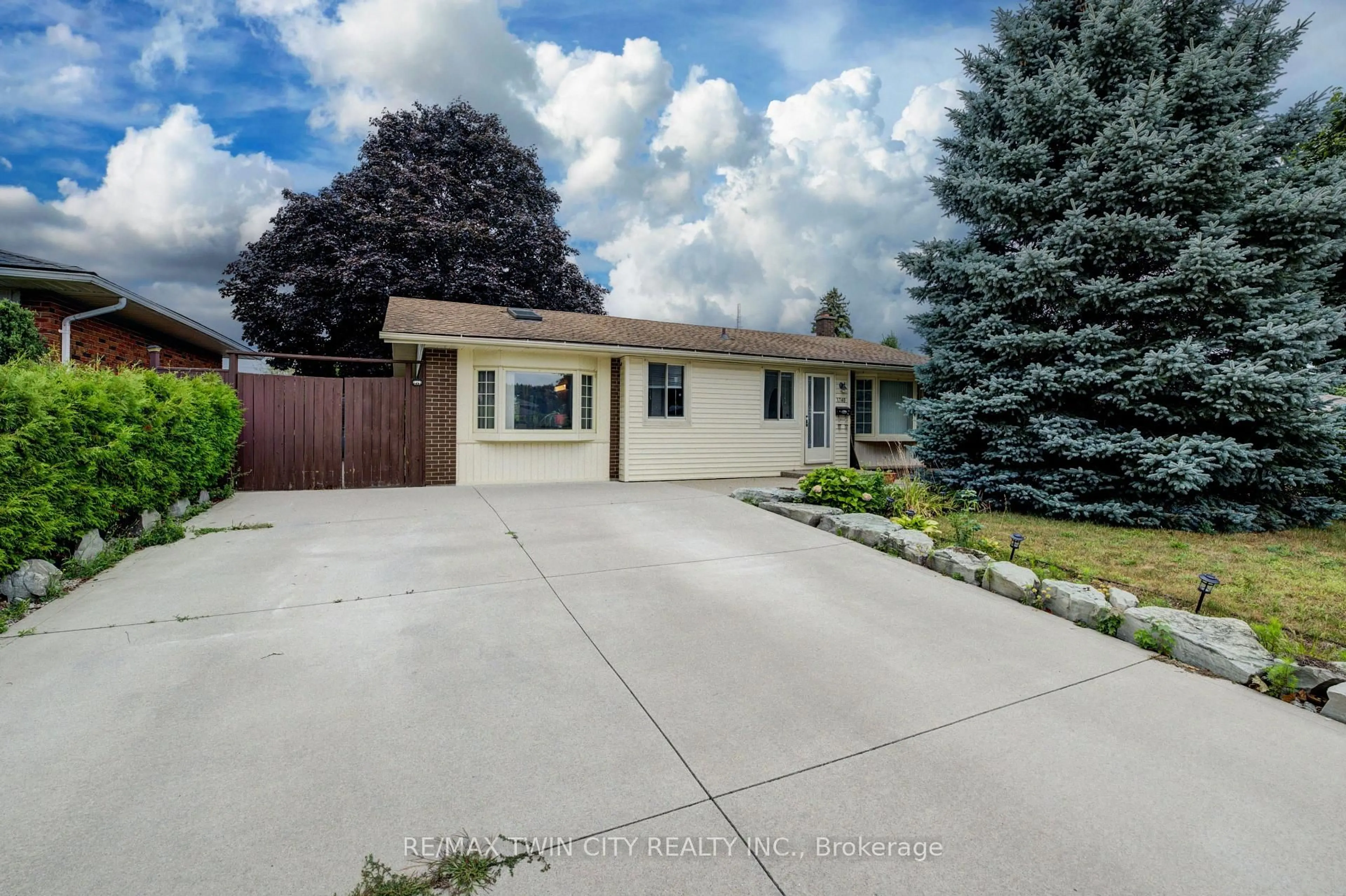 A pic from outside/outdoor area/front of a property/back of a property/a pic from drone, street for 1740 Holley Cres, Cambridge Ontario N3H 2S5