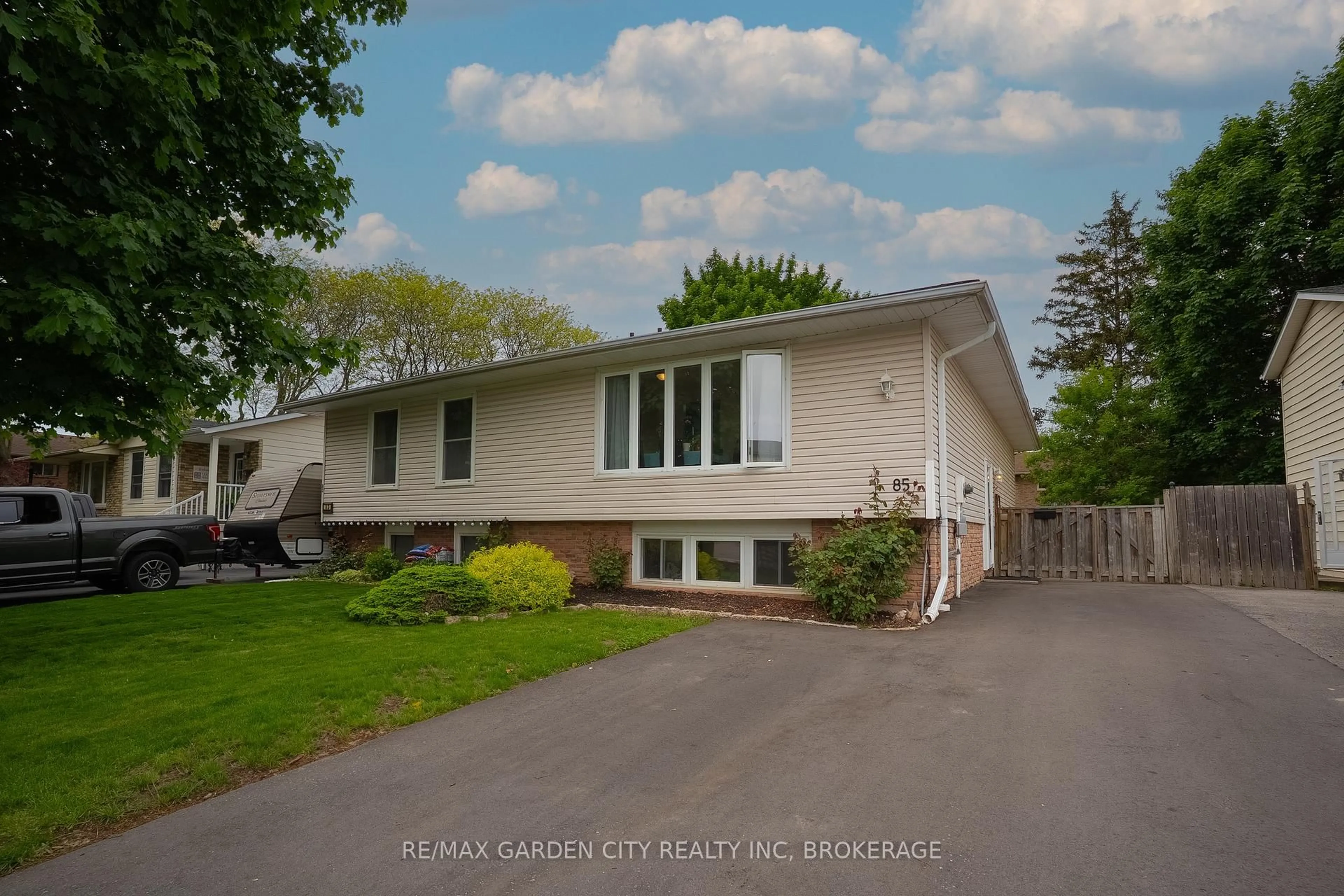 Home with vinyl exterior material, street for 85 Ventura Dr, St. Catharines Ontario L2R 7H3
