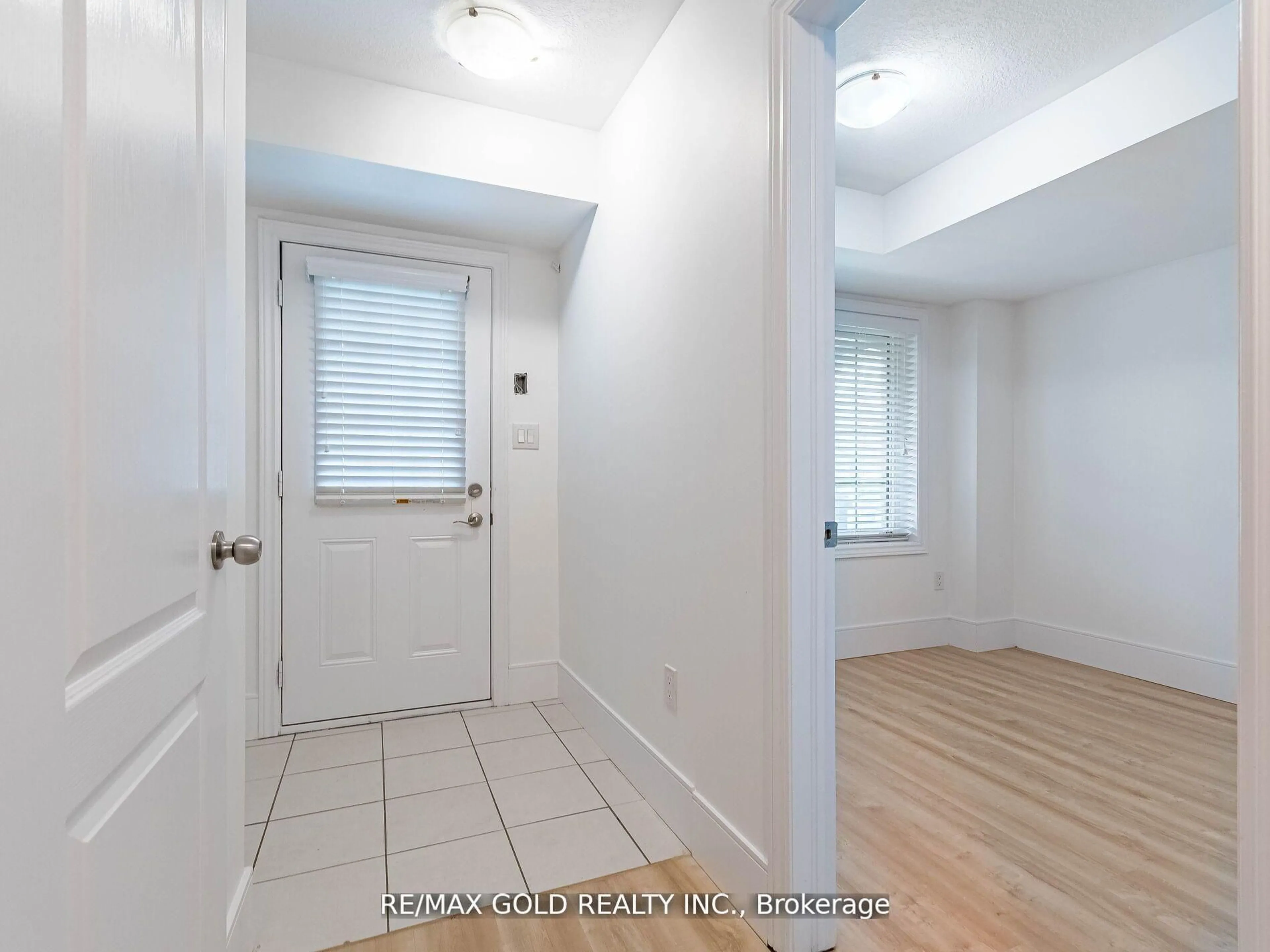 Indoor entryway for 436 Linden Dr, Cambridge Ontario N3H 0C6