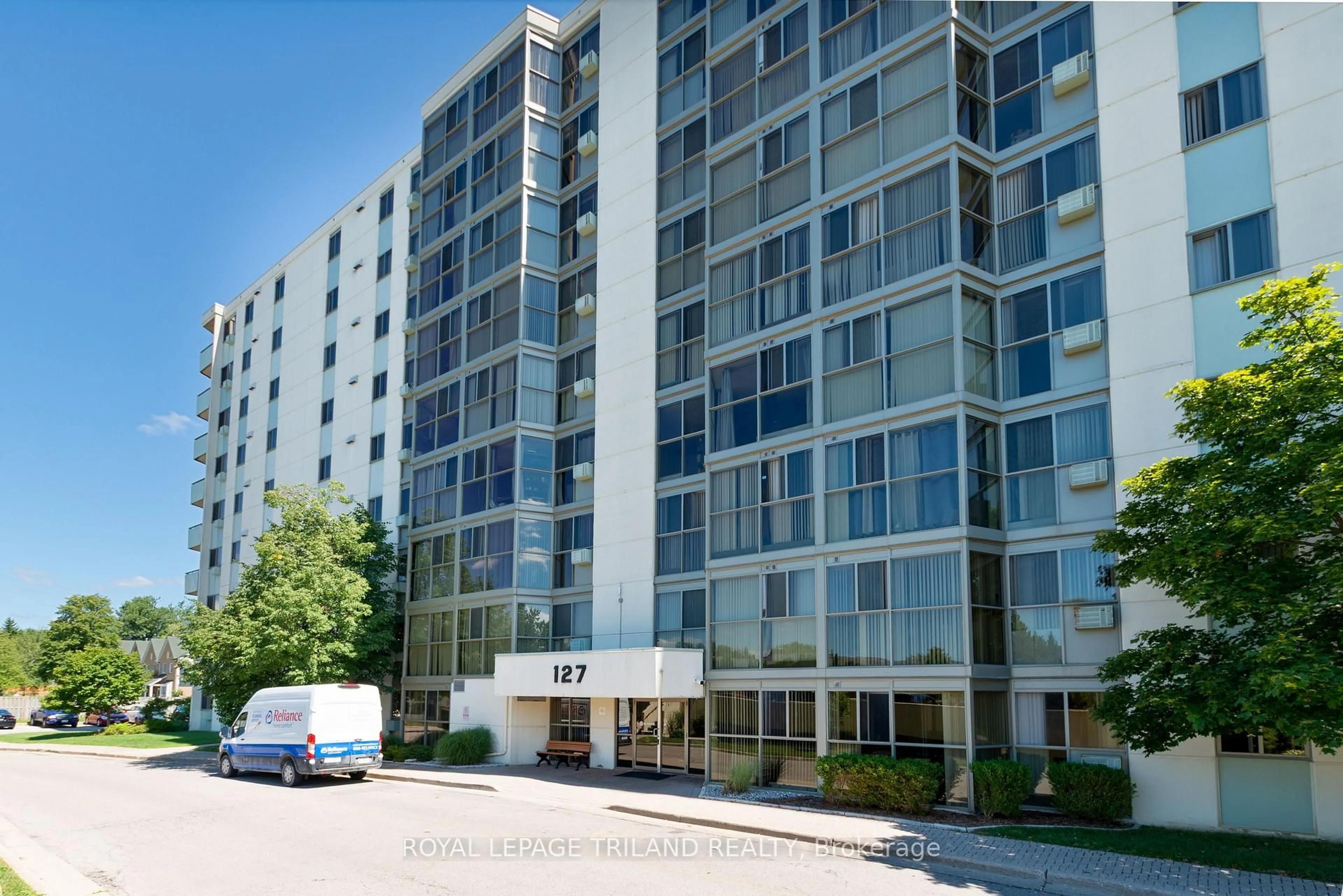 Indoor foyer for 127 Belmont Dr #802, London South Ontario N6J 4J7